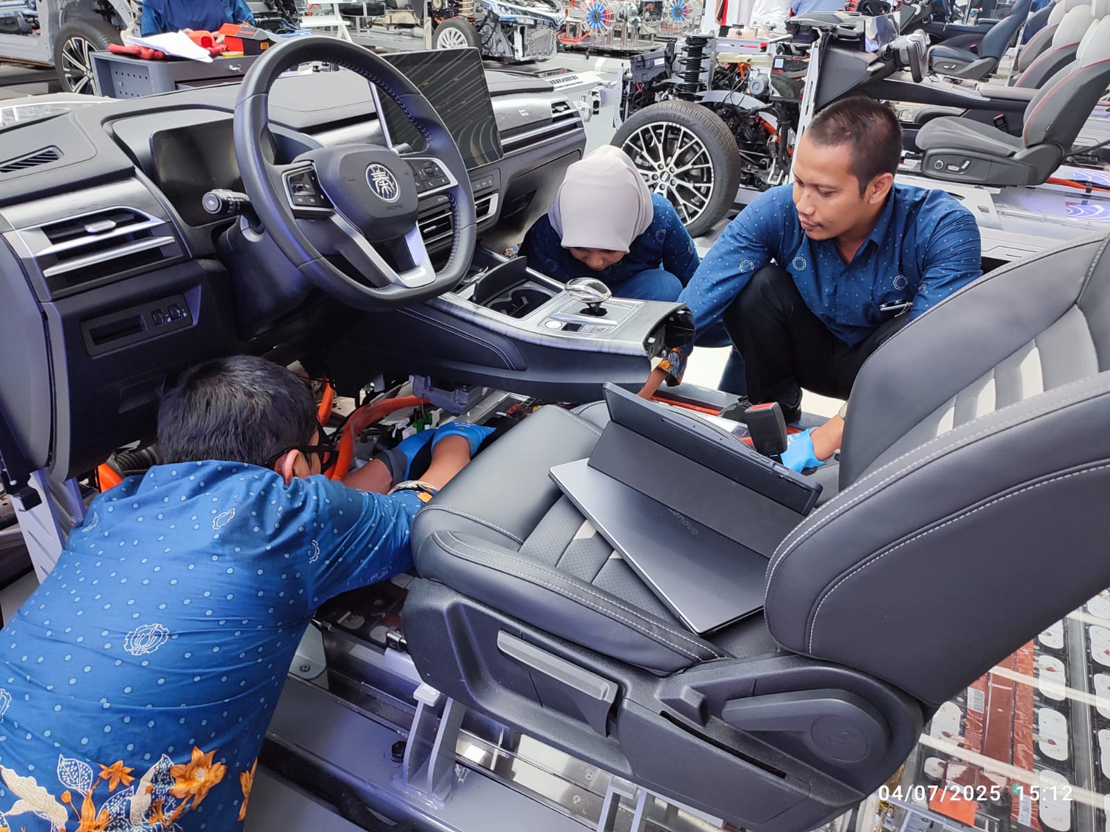 Gambar Dosen ITS ketika sedang praktik dalam pelatihan di Beifang Automotive Education Group, Beijing. Tiongkok