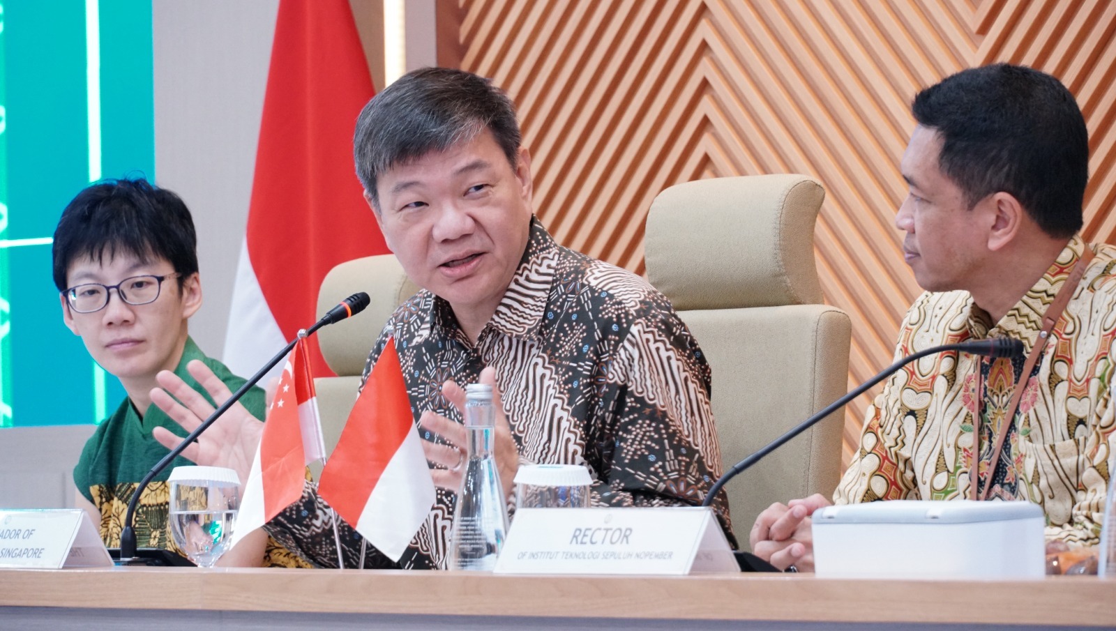 Duta Besar Singapura untuk Indonesia Kwok Fook Seng (tengah) saat menyampaikan sambutan dalam kunjungan ke ITS bersama delegasi Kedutaan Besar Singapura
