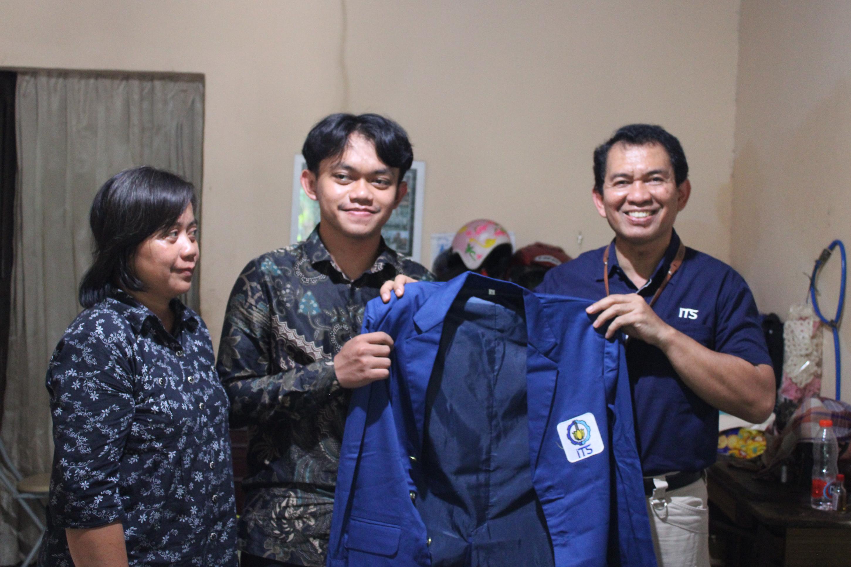 Evandra Raditya Fauzan (tengah) dan sang ibu (kiri) secara simbolis menerima jas almamater ITS dari Kepala Departemen Teknologi Informasi ITS Dr techn Ir Raden Venantius Hari Ginardi MSc