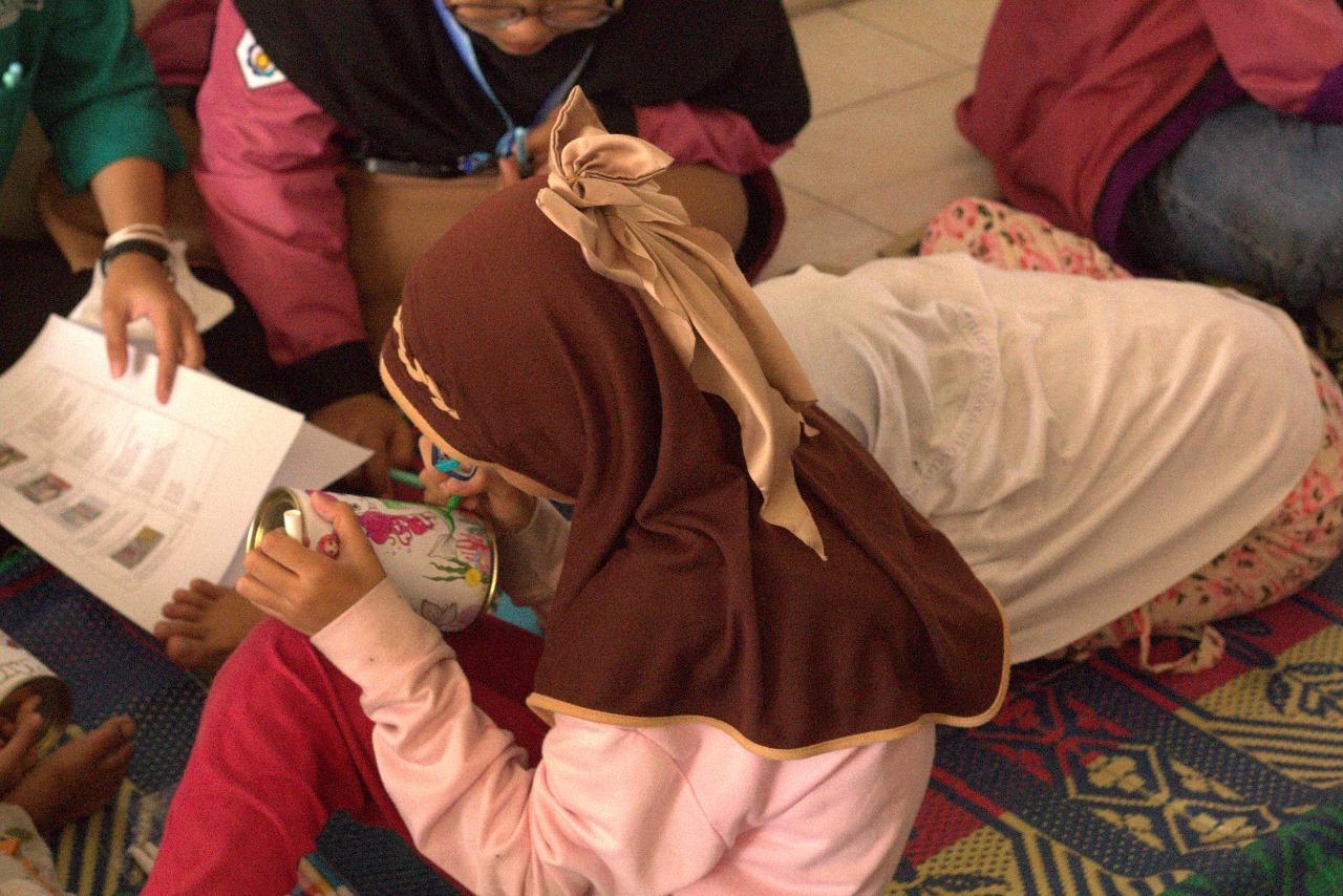 Anak-anak panti yang antusias dalam menerima materi menata keuangan oleh tim abdimas