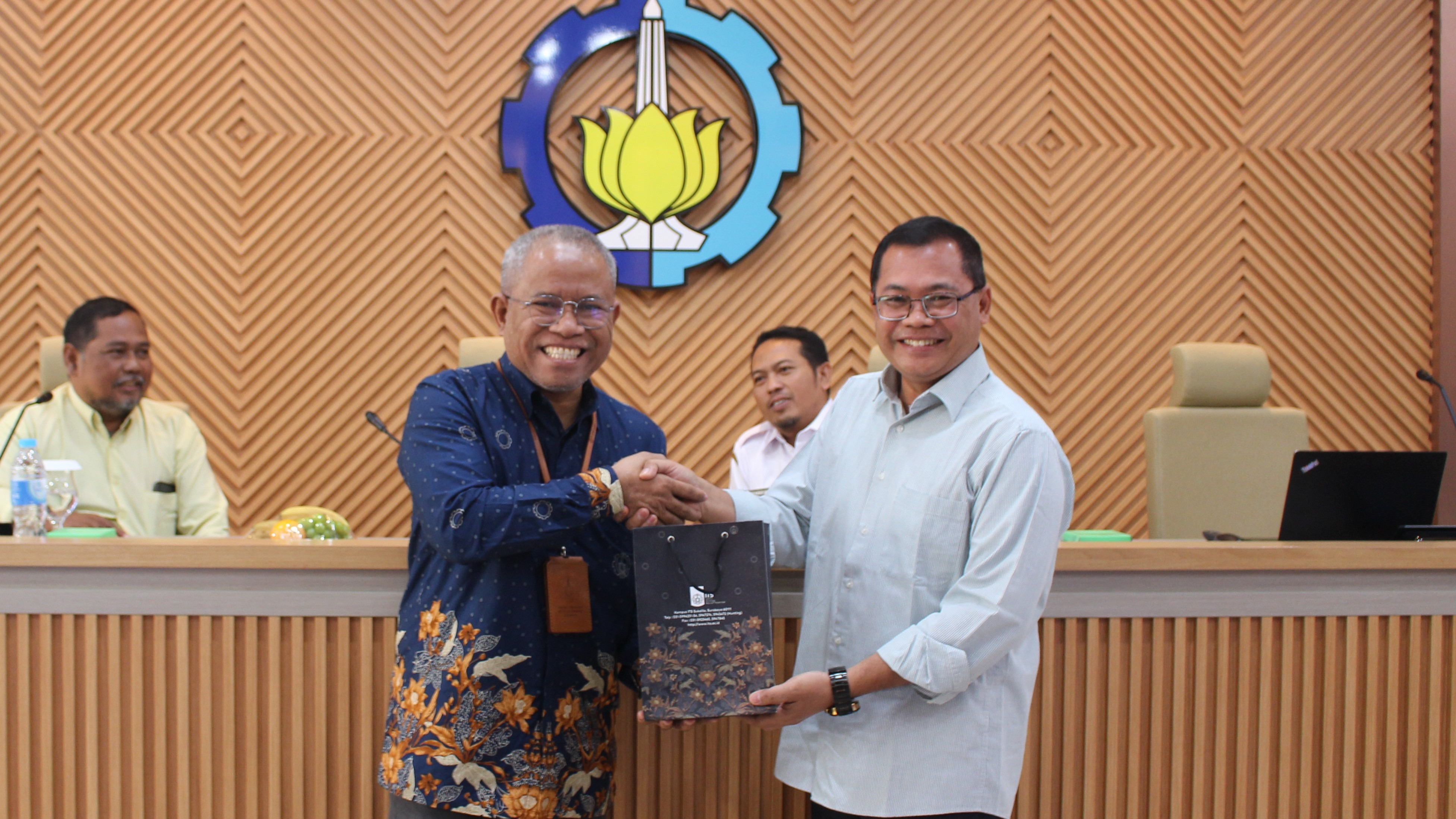 Penyerahan Cindera Mata oleh Wakil Rektor Bidang Sumber Daya Manusia, Organisasi, dan Teknologi dan Sistem Informasi ITS Imam Baihaqi ST MSc PhD (kiri) kepada Pematari Prof Dr Purnawan Basundoro SS (kanan)