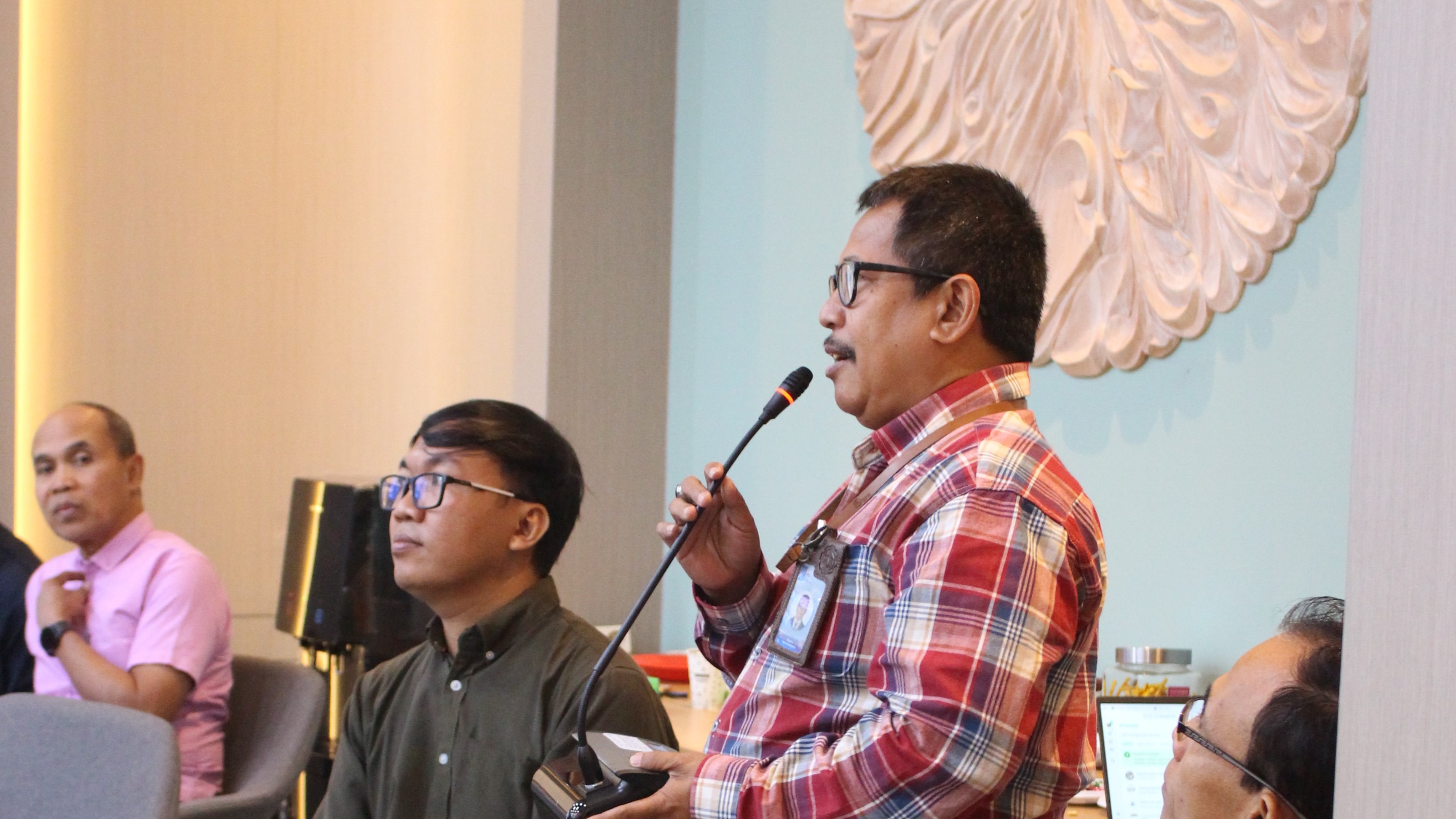 Salah Pendengar Mengajukan Pertanyaan saat Sesi Diskusi