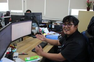 Analis Kemahasiswaan Ditmawa ITS Reza Dwi Arianto dalam menunjukkan daftar beasiswa bulan Juli 2025