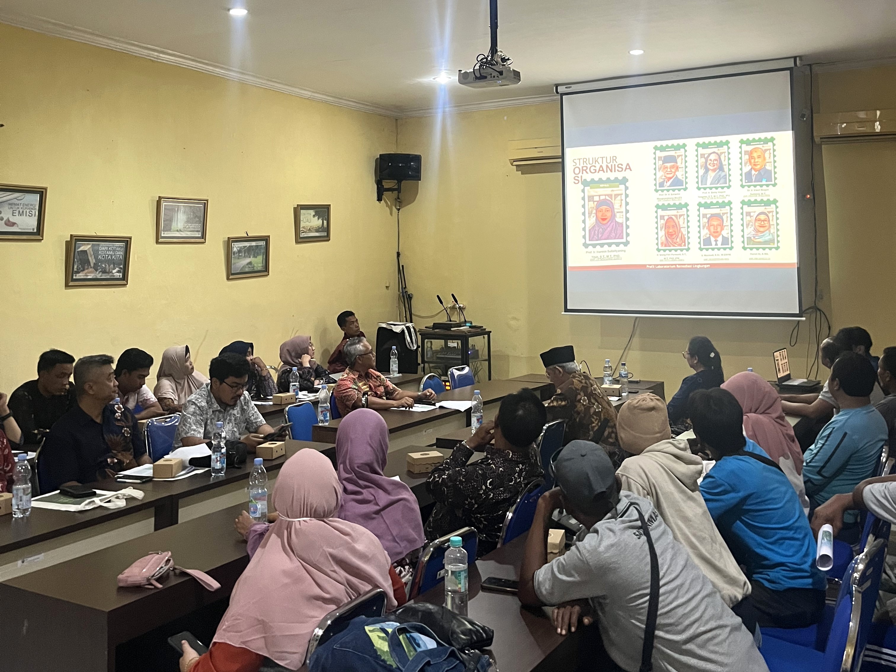 Pengenalan tim KKN Abmas pada agenda sosialisasi pengembangan RTH Kabupaten Bangkalan