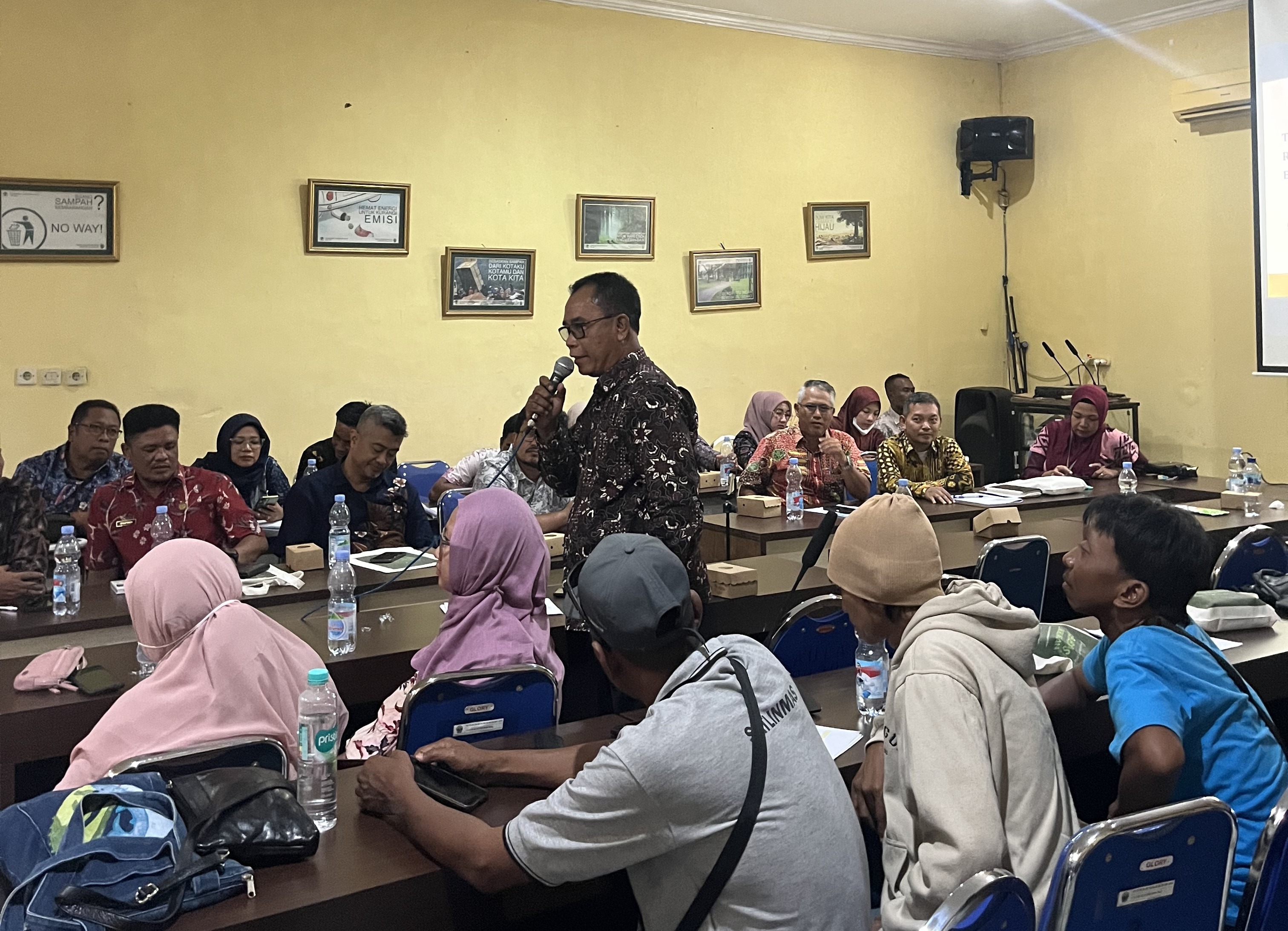Salah satu perwakilan dari DLH Kabupaten Bangkalan saat bertanya pada sesi diskusi 