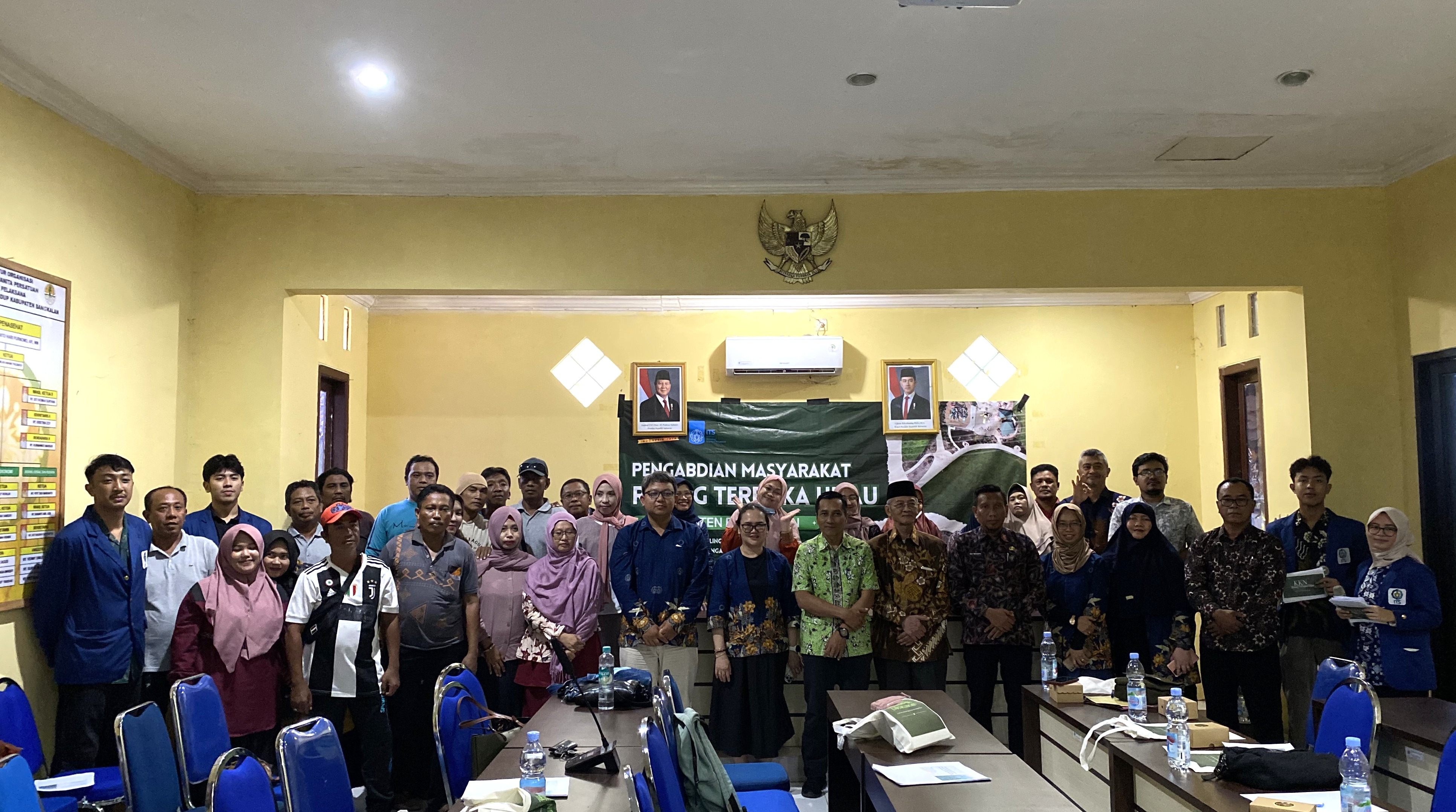 Foto bersama tim KKN ITS dan DLH Bangkalan