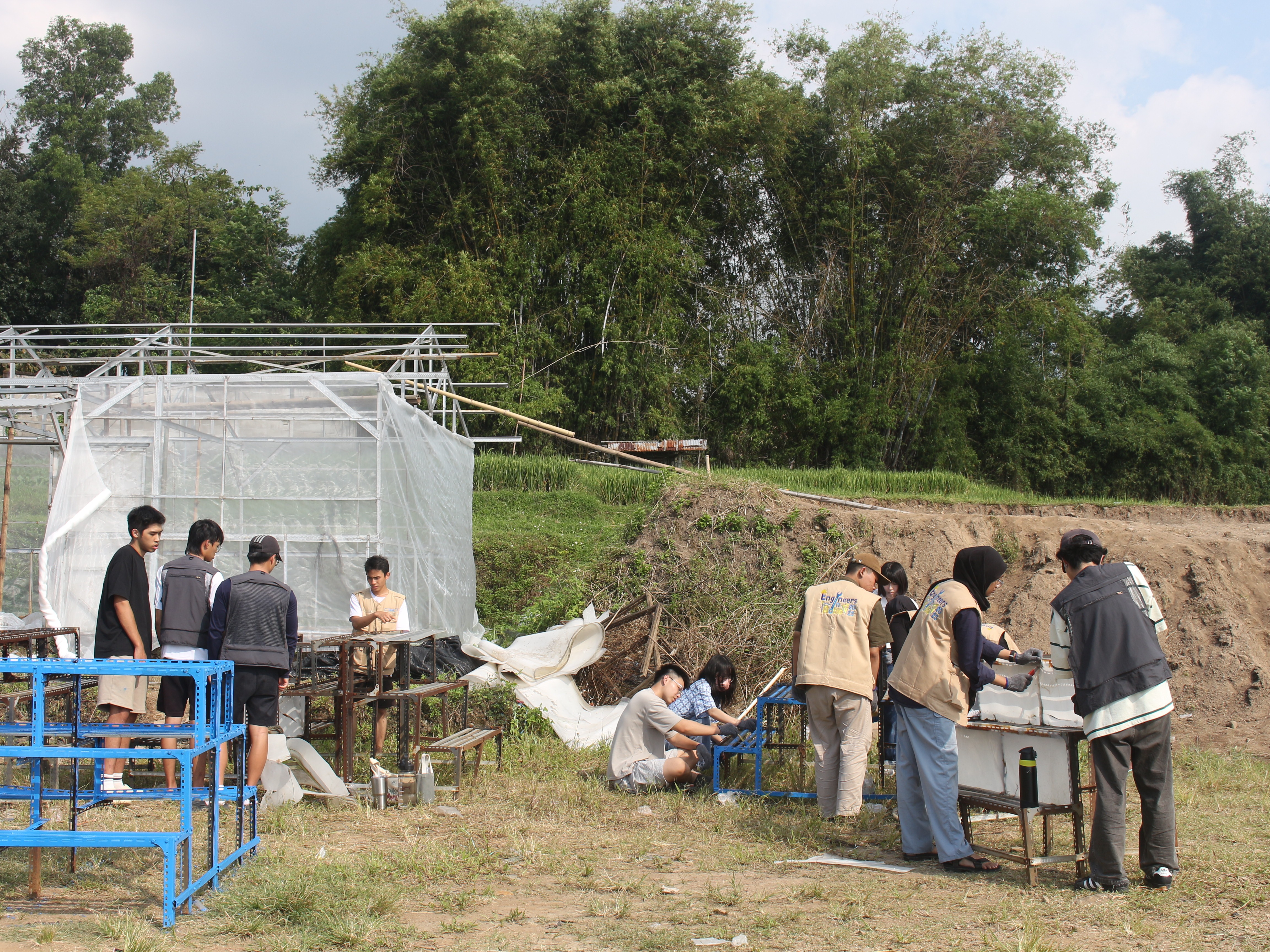 Tim Engineers in Action bergotong royong membangun greenhouse di lokasi kegiatan