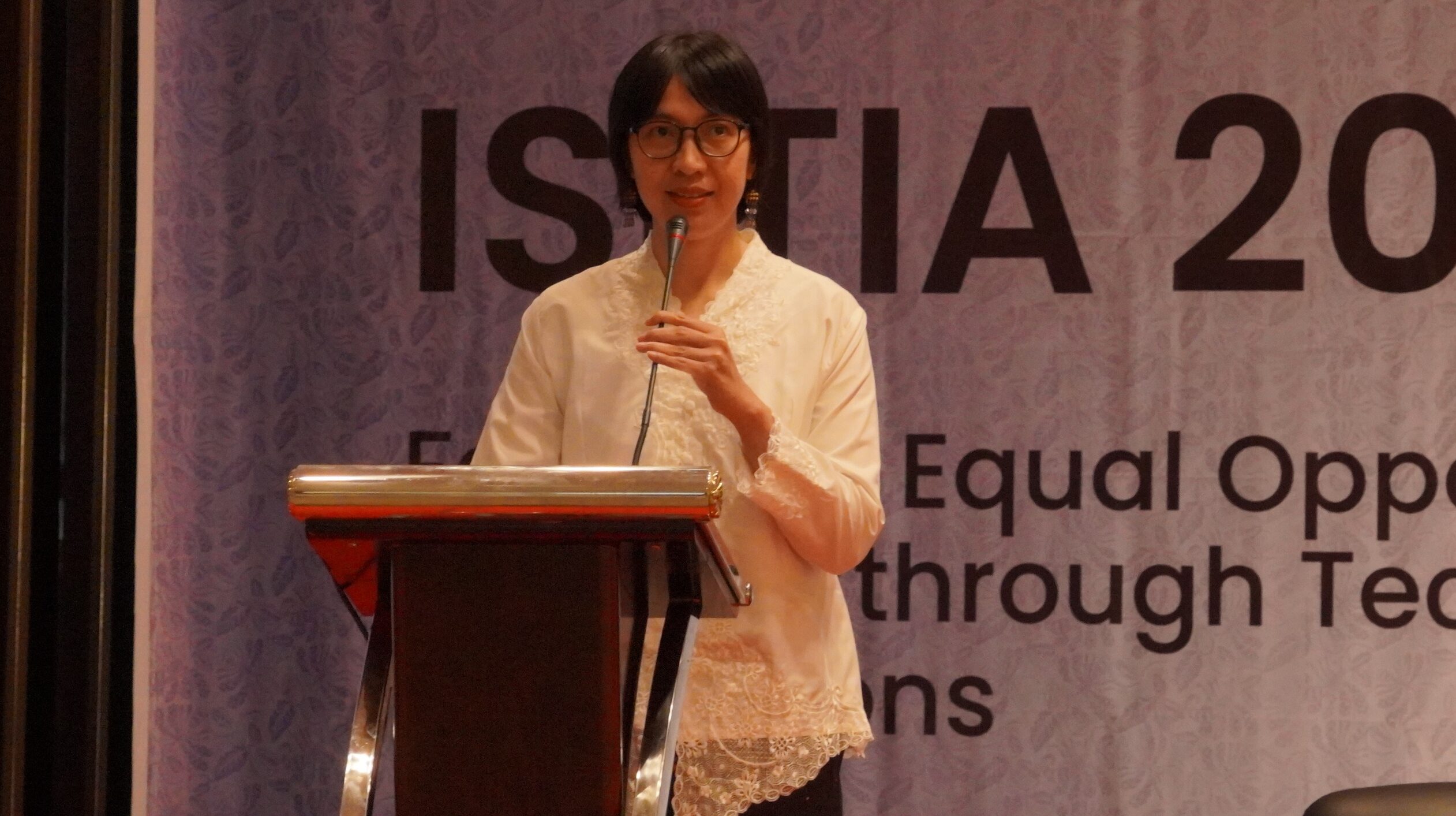 Gambar Ketua Pelaksana ISITIA 205 Vita Lystianingrum Budiharto Putri ST MSc PhD saat menyampaikan sambutannya pada ISITIA 2025