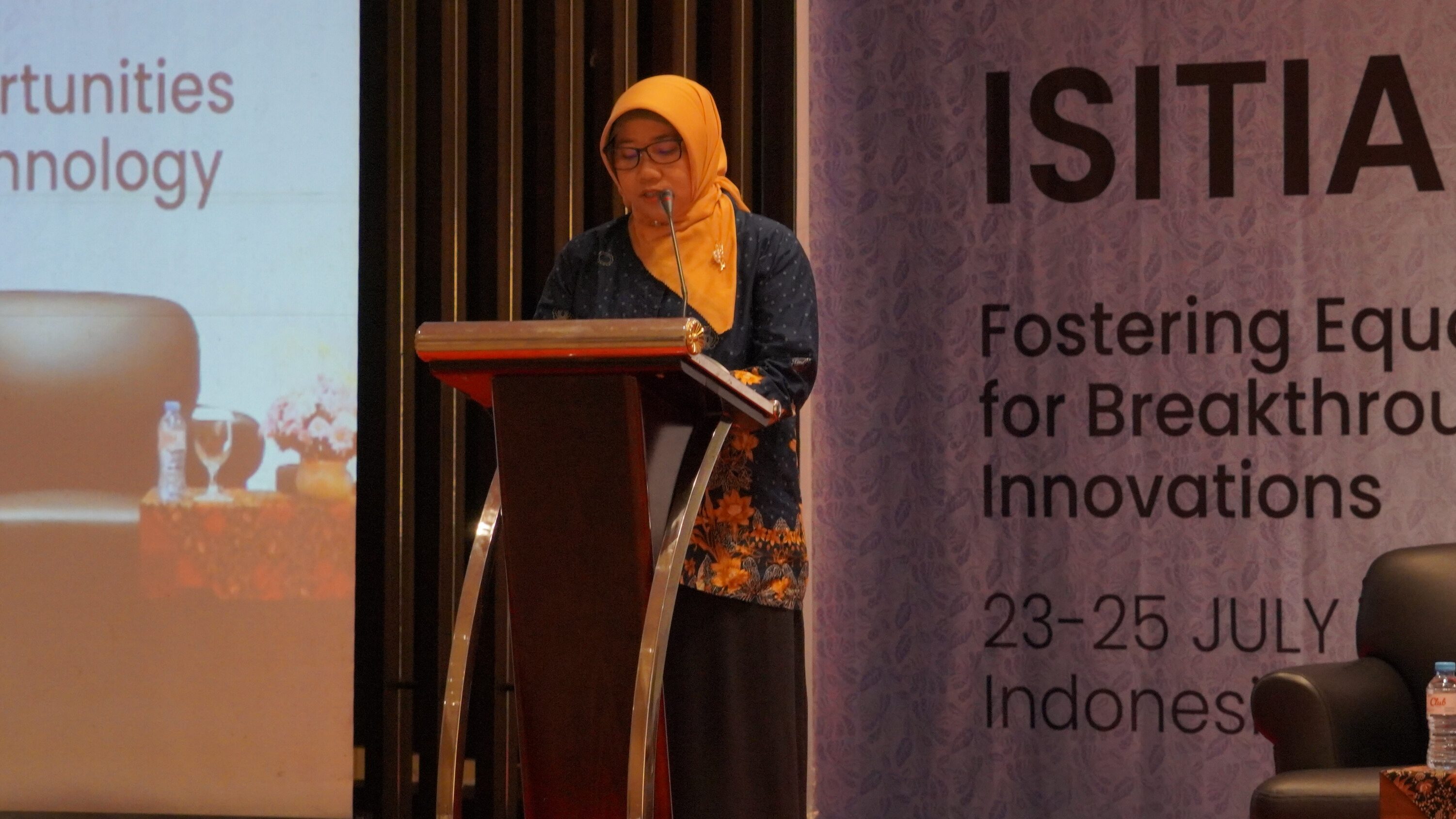 Gambar Dekan Fakultas Teknik Elektro dan Informatika Cerdas (FTEIC) ITS Prof Dr Diana Purwitasari SKom MSc saat memberikan sambutannya pada sesi pembukaan ISITIA 2025