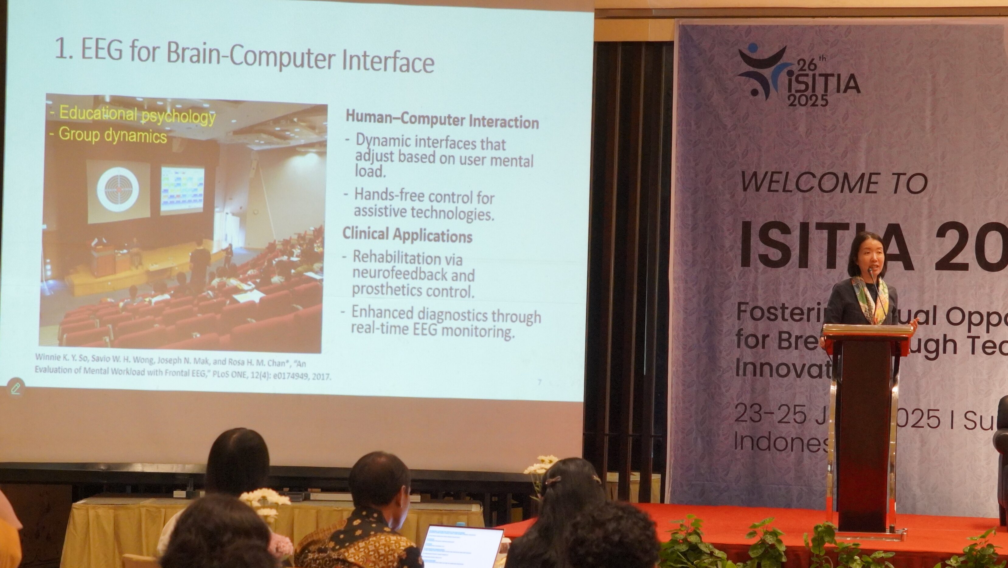 Gambar Guru Besar City University of Hongkong Prof Rosa H M Chan saat menyampaikan gagasannya mengenai integrasi artificial intelligence (AI) dan Internet of Things (Iot) pada ISITIA 2025