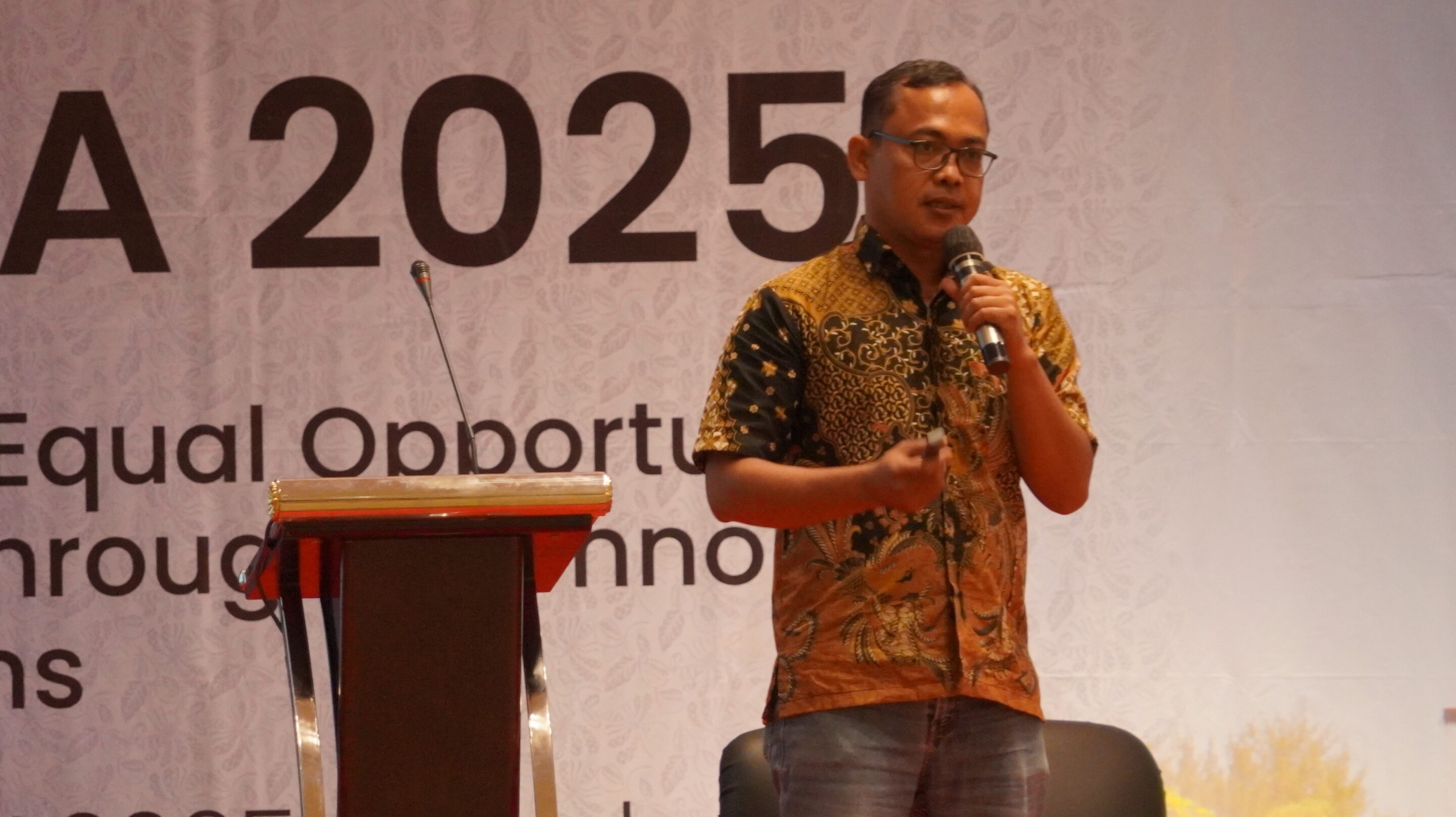 Gambar Guru Besar DTE ITS Prof Dr Ir Heri Suryoatmojo ST MT memperkenalkan konsep Virtual Power Plant (VPP) sebagai sistem manajemen energi pada ISITIA 2025.
