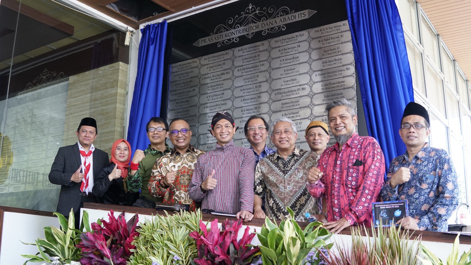 Jajaran pimpinan ITS di depan Prasasti Dana Abadi ITS yang terpajang di Gedung Rektorat ITS