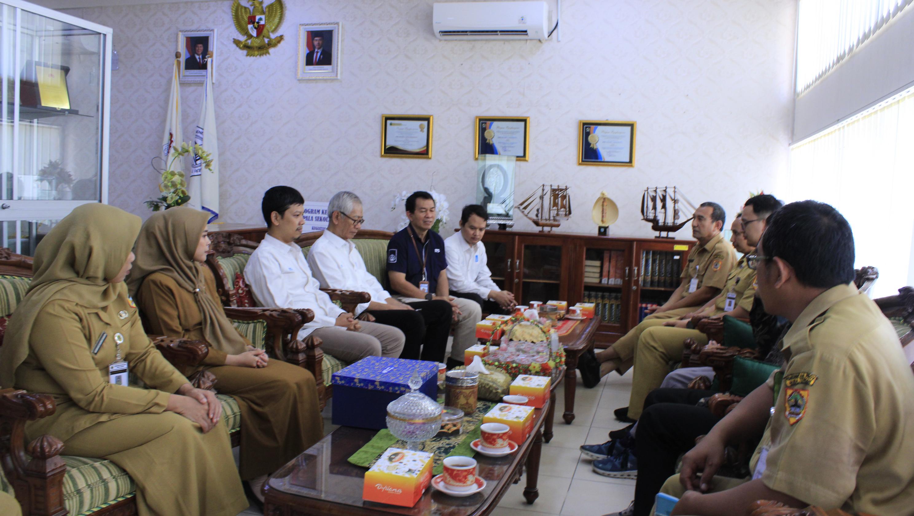 Kunjungan tim DTI ITS ke SMK Negeri 7 Semarang yang merupakan asal sekolah dari Evandra Raditya Fauzan dan Umar