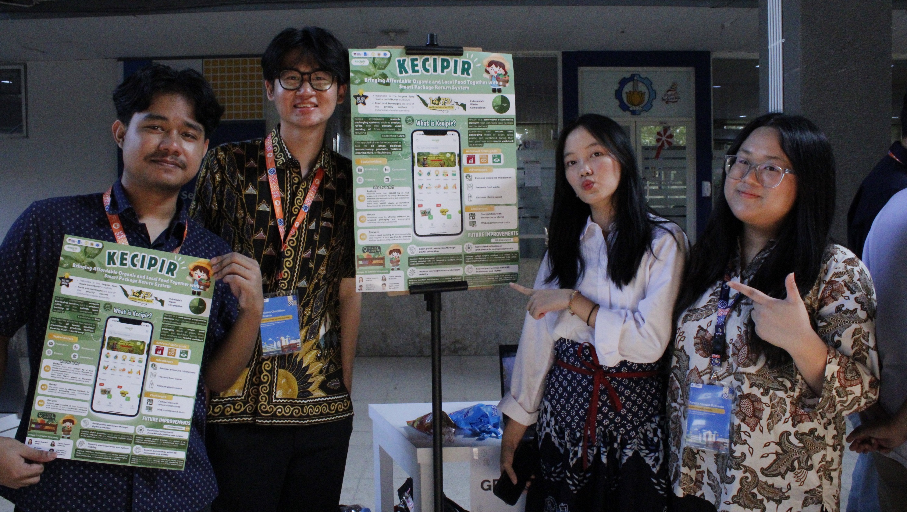 Felicia bersama timnya yang membahas terkati platform KECIPIR