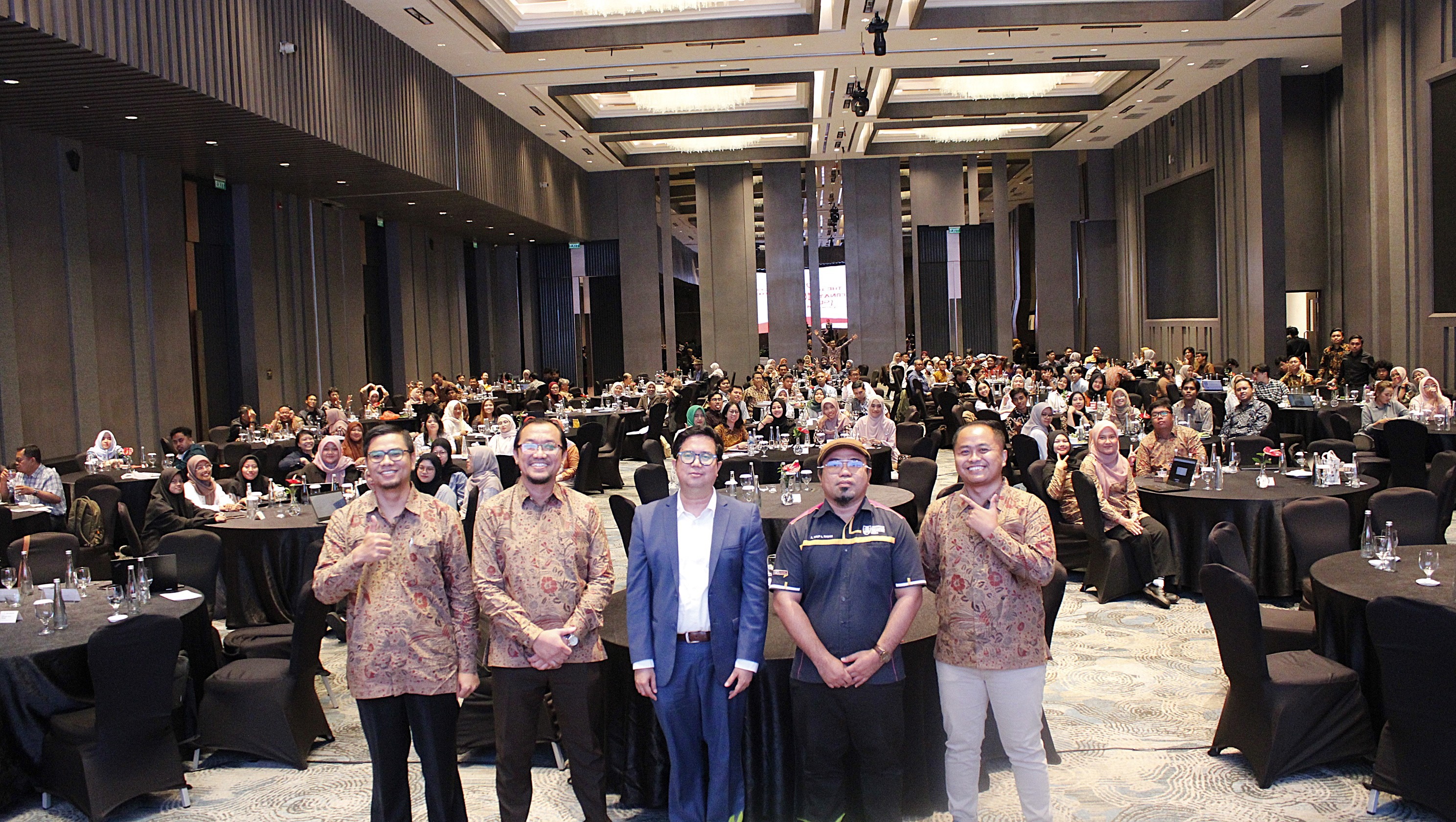 (dari kiri) Prof Lalu Muhamad Jaelani ST MSc PhD, Danar Guruh Pratomo ST MT PhD, Prof Ariel C. Blanco, Prof Abdul Rauf Abdul Rasam,Dr Muhammad Aldila Syariz ST MS PhD Bersama peserta GeoICON 2025