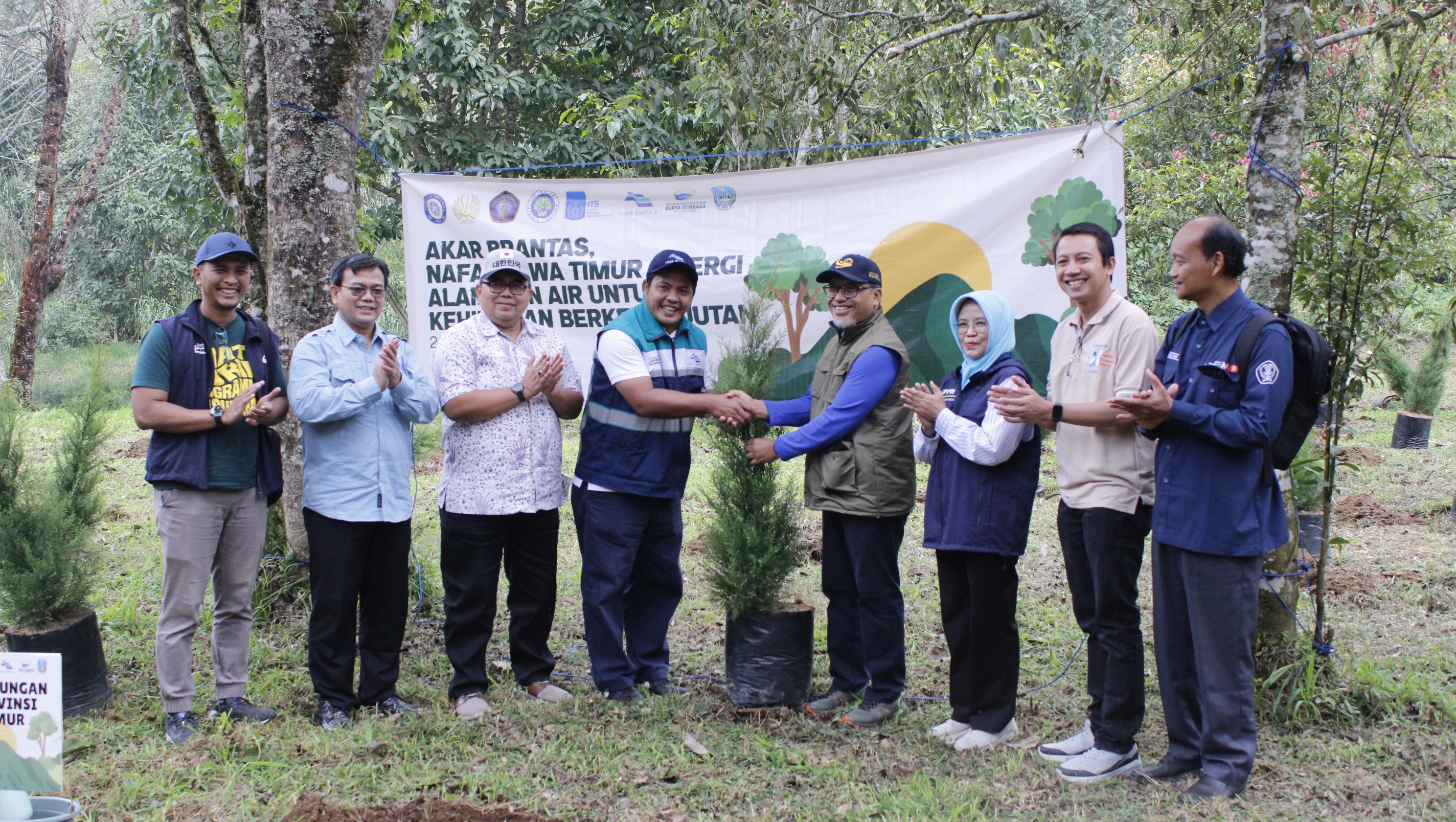 Peresmian penanaman bibit oleh perwakilan Direktur Utama Perum Jasa Tirta 1 Ir Agung Nugroho Dwi Prasetyo ST MSc (empat dari kiri), KaSubDit ITS Prof Dr Nurul Jadid MSc (dua dari kiri) dan para perwakilan PTN, serta tamu undangan lainnya.