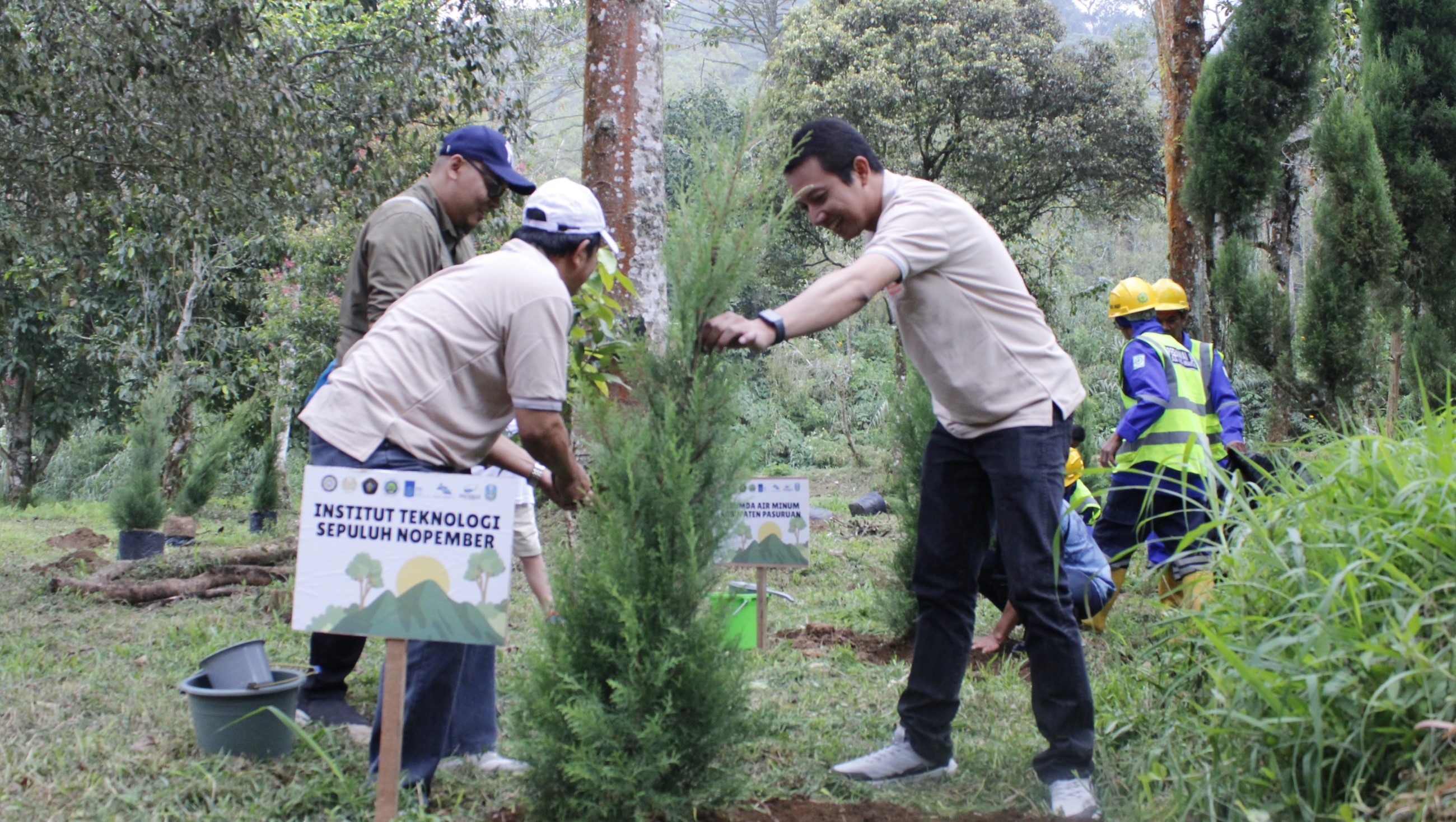 KaSubDit ITS Prof Dr Nurul Jadid MSc melakukan penanaman terhadap salah satu bibit pohon sebagai bentuk simbolis pembukaan acara