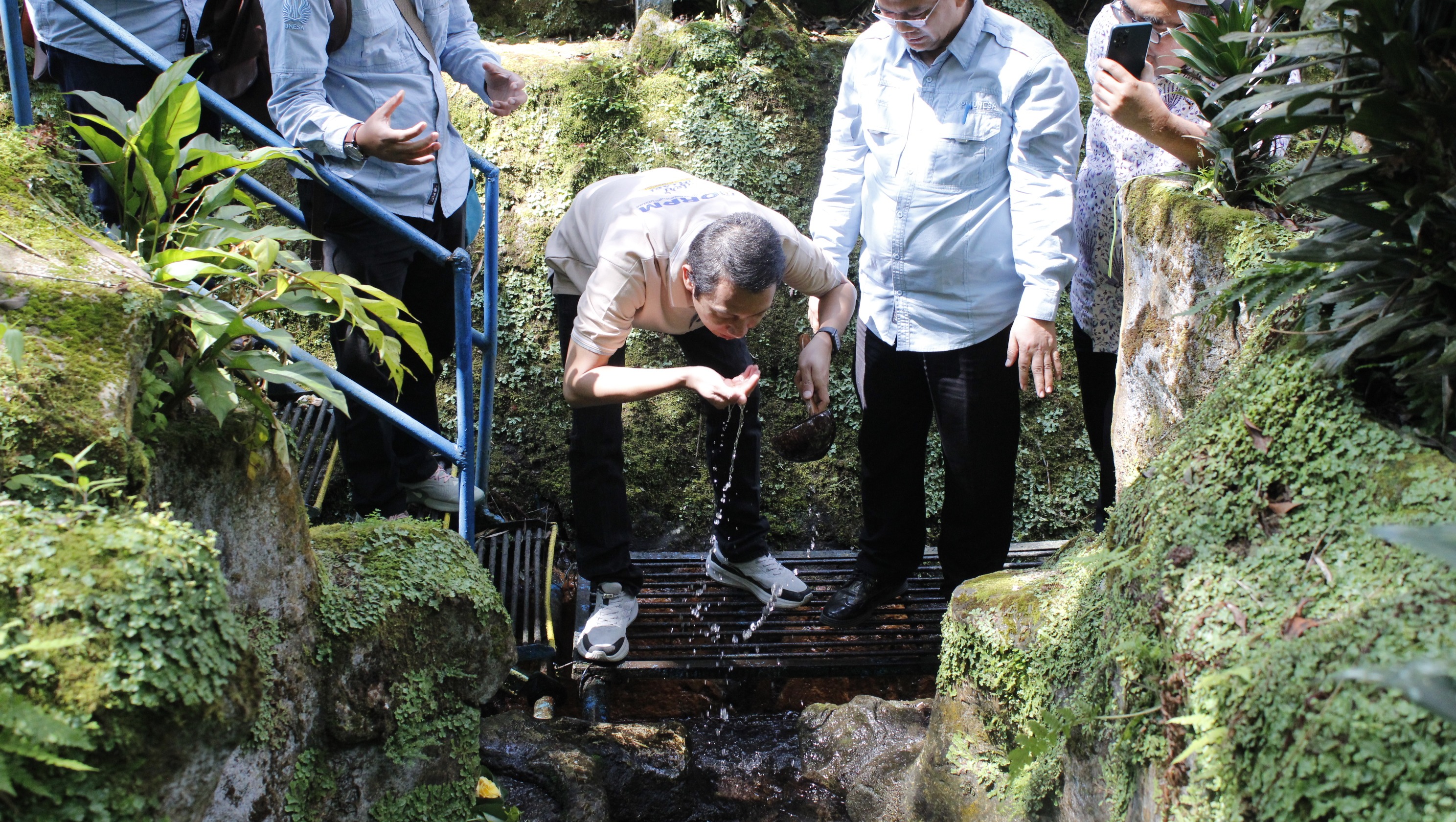 KaSubDit ITS Prof Dr Nurul Jadid MSc mencoba langsung rasa dan kesegaran dari Mata Air Brantas