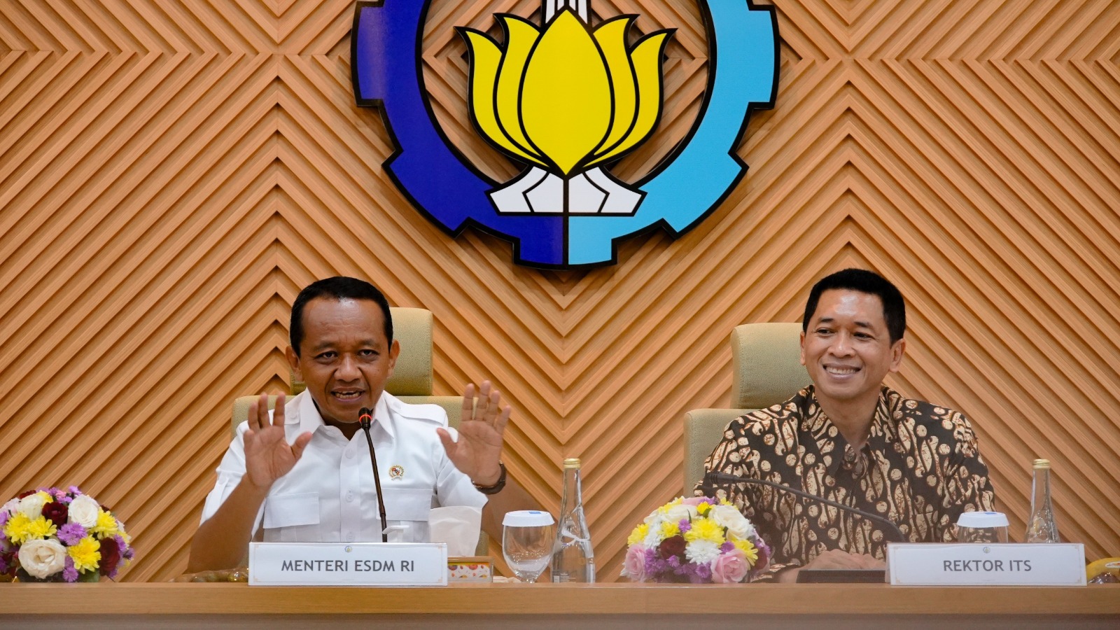 Menteri ESDM Bahlil Lahadalia (kiri) bersama Rektor ITS Prof Ir Bambang Pramujati ST MScEng PhD saat menyampaikan keynote speech sebelum meresmikan Migas Corner ITS
