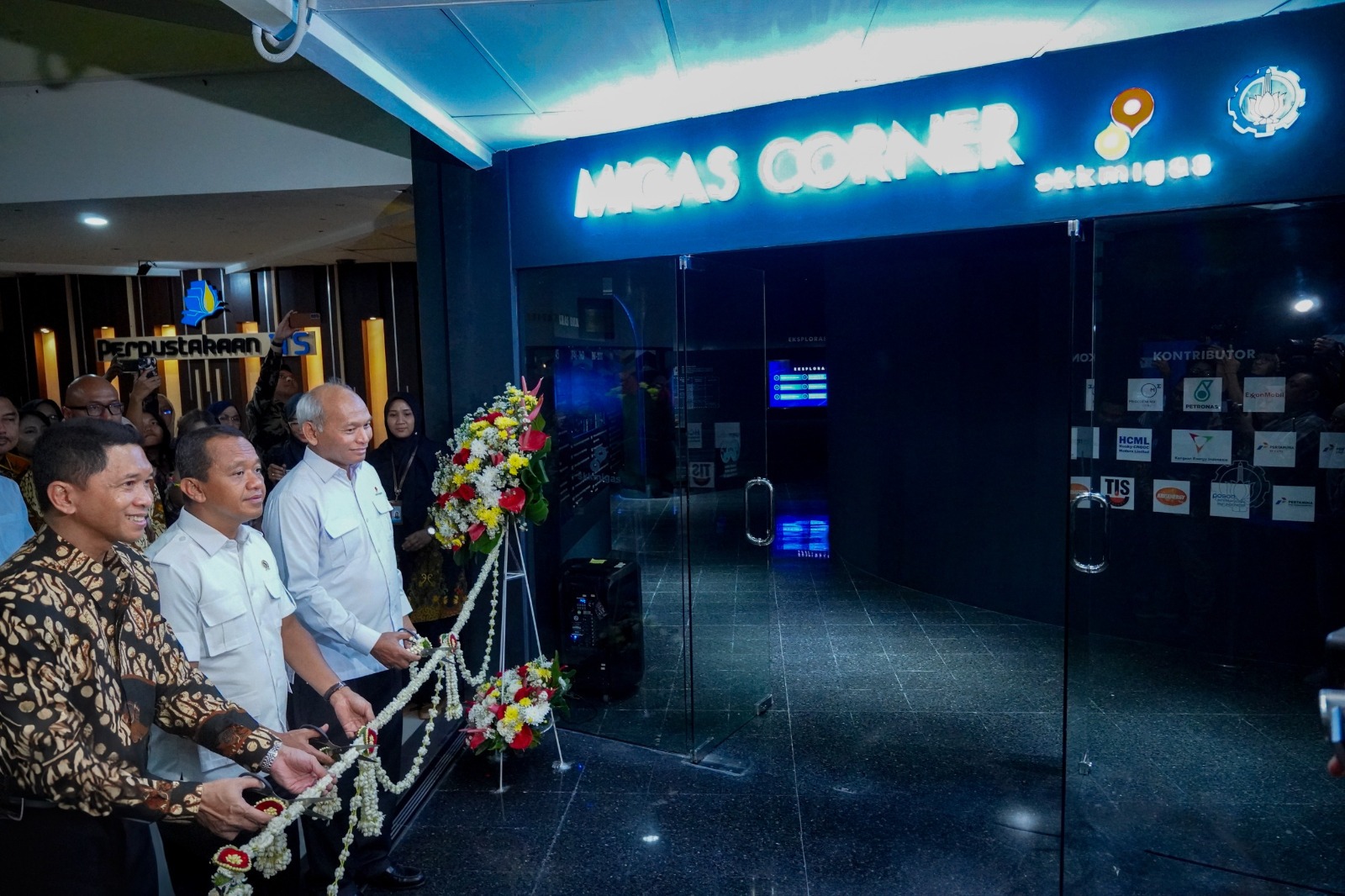 Menteri ESDM Bahlil Lahadalia (tengah) bersama Rektor ITS Prof Ir Bambang Pramujati dan Kepala SKK Migas Djoko Siswanto secara simbolis meresmikan Migas Corner ITS