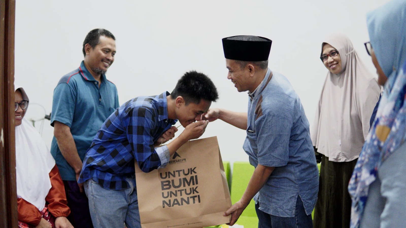 Muhammad Jabir Al Hanan (cium tangan) saat menerima bingkisan dari Wakil Rektor II ITS Dr Ir Machsus ST MT (berpeci)