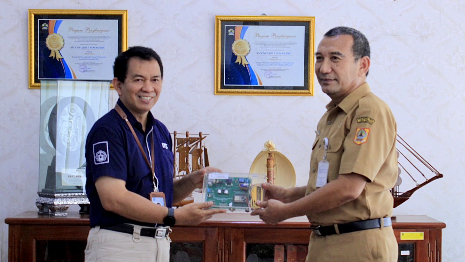 Penyerahan seperangkat alat Internet of Things (IoT) dari Kepala Departemen Teknologi Informasi ITS Dr techn Ir Raden Venantius Hari Ginardi MSc (kiri) kepada Kepala SMK Negeri 7 Semarang Drs Luluk Wibowo SST MT