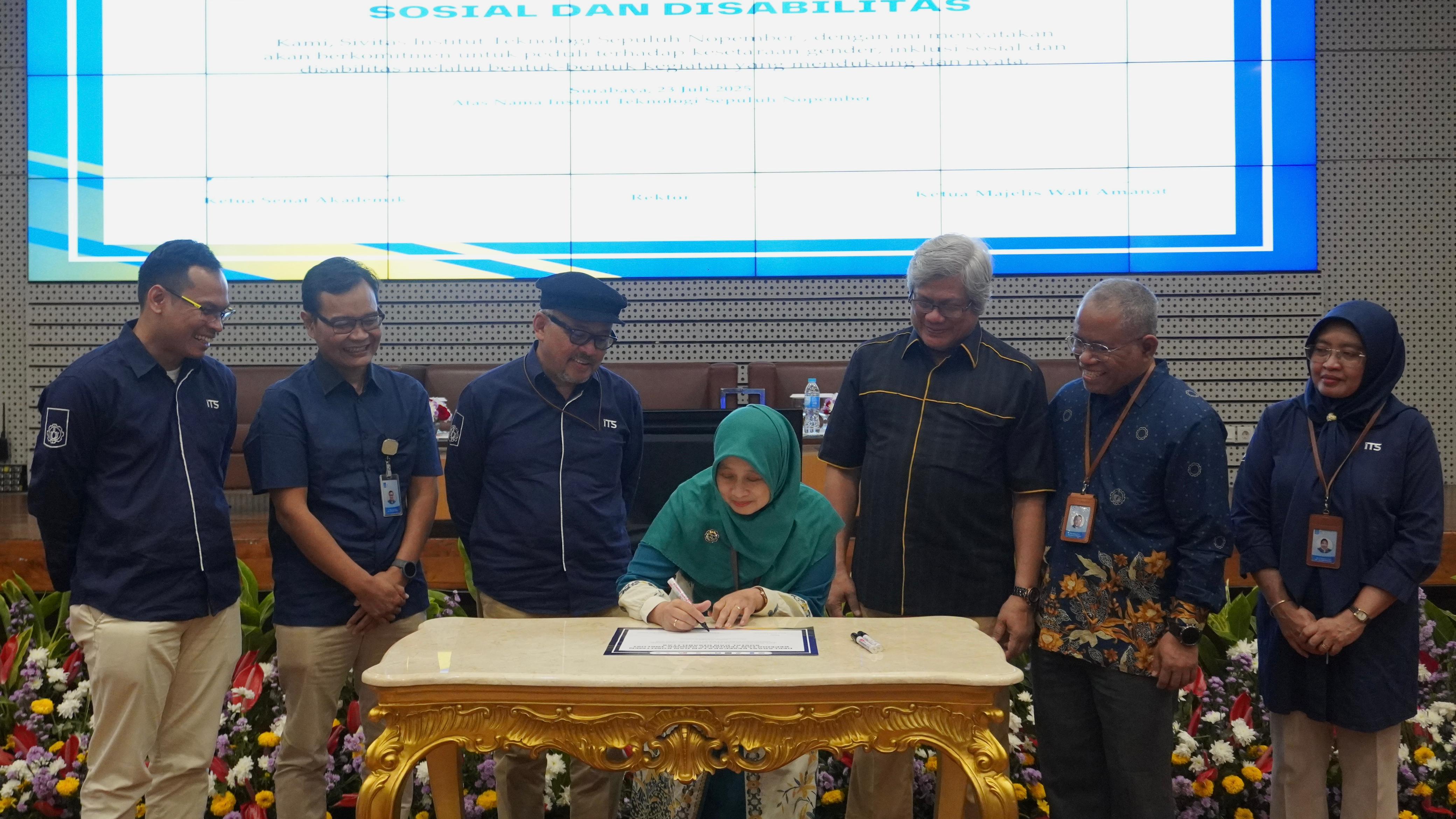 Penandatanganan bersama Deklarasi Komitmen Sensitivitas Gender dan Rencana Tindak Lanjut ITS oleh Sekretaris Institut Prof Dr Ir Umi Laili Yuhana SKom MSc CRP (tengah)