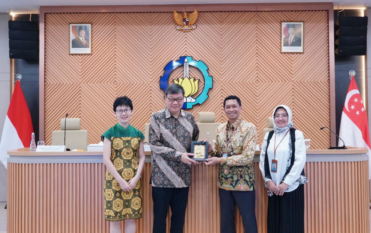 Penyerahan cinderamata oleh Rektor ITS Prof Ir Bambang Pramujati ST MScEng PhD (dua dari kanan) kepada Duta Besar Singapura untuk Indonesia Kwok Fook Seng di Gedung Rektorat ITS