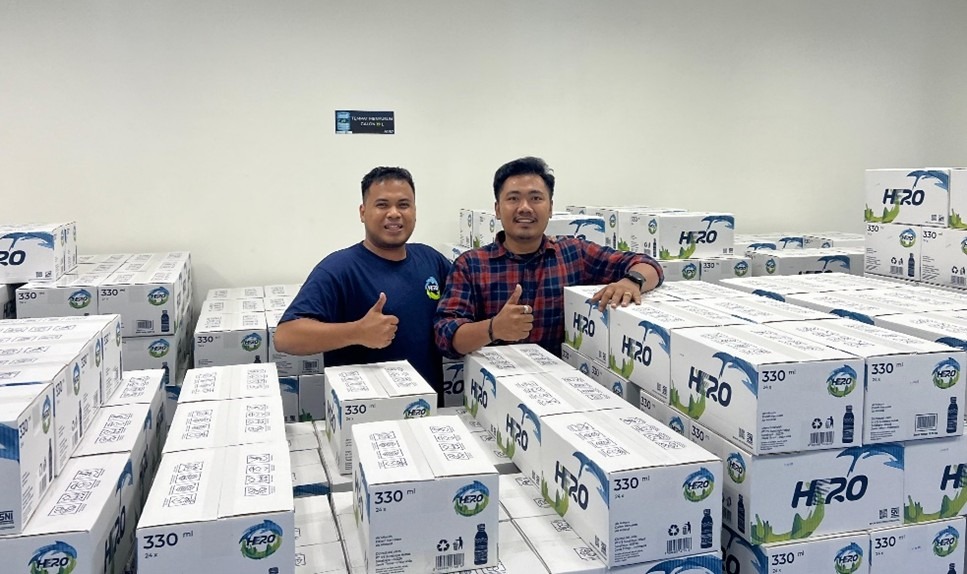 Proses pengecekan kualitas AMDK HE2O di gudang pabrik yang berada di Rumah Pompa PDAM Putat Gede, Surabaya sebelum didistribusikan ke masyarakat