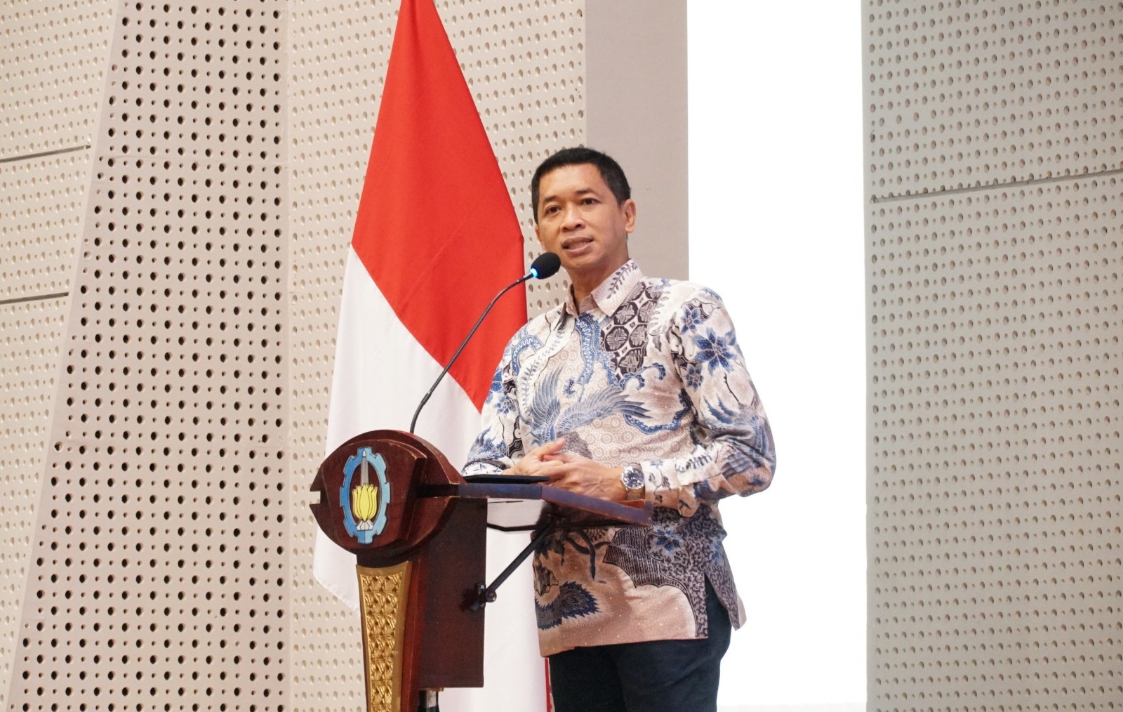 Rektor ITS Prof Ir Bambang Pramujati ST MSc Eng PhD turut memberikan sambutan pada pembukaan Entrepreneur Hub Jawa Timur 2025