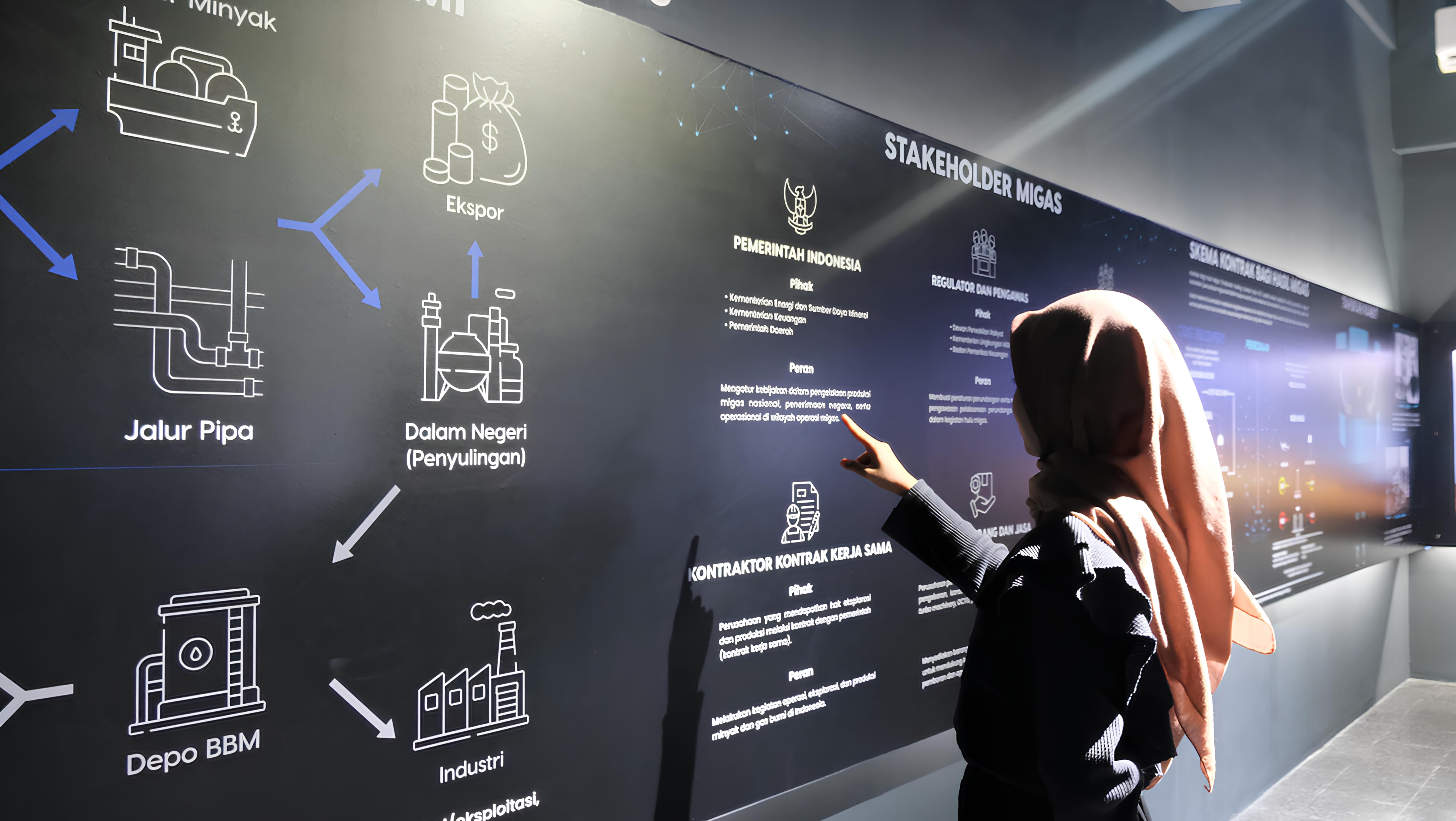 Salah satu pengunjung saat mengunjungi showcase informasi tata kelola hulu migas di Migas Corner ITS