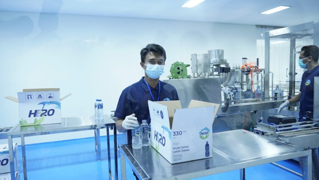 Sebagian proses produksi AMDK HE2O di dalam pabrik yang berada di Rumah Pompa PDAM Putat Gede, Surabaya