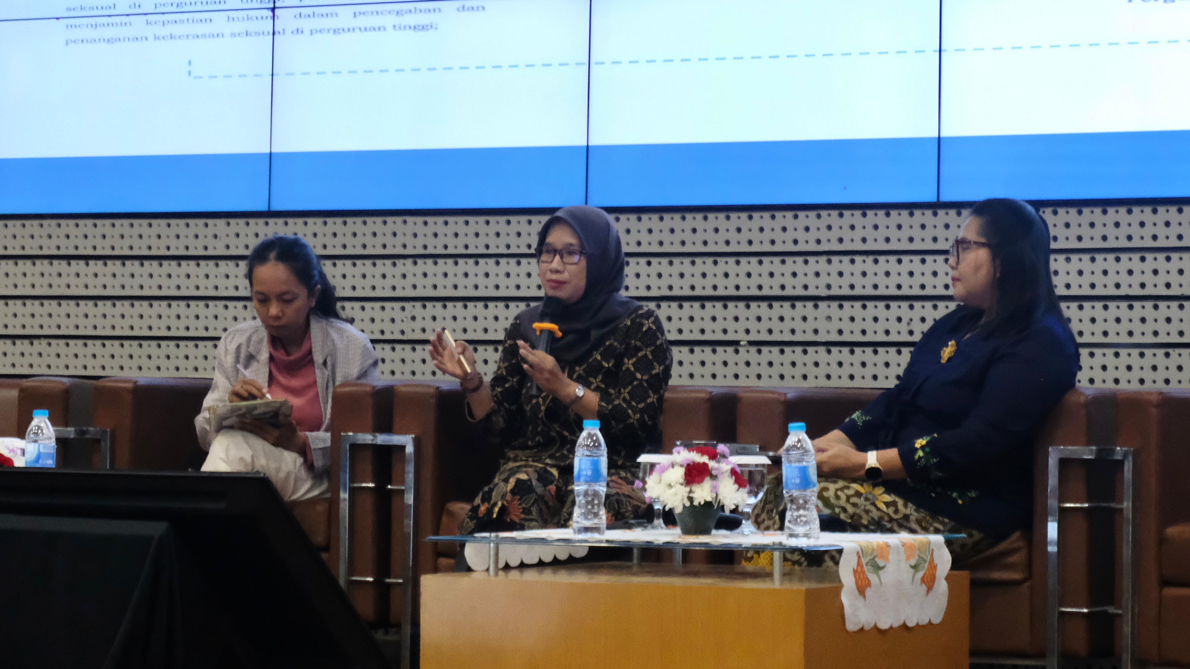 Sesi diskusi oleh pemateri dari Rifka Annisa WCC Suharti MA (tengah) dalam Sekolah Kepemimpinan ITS 2025