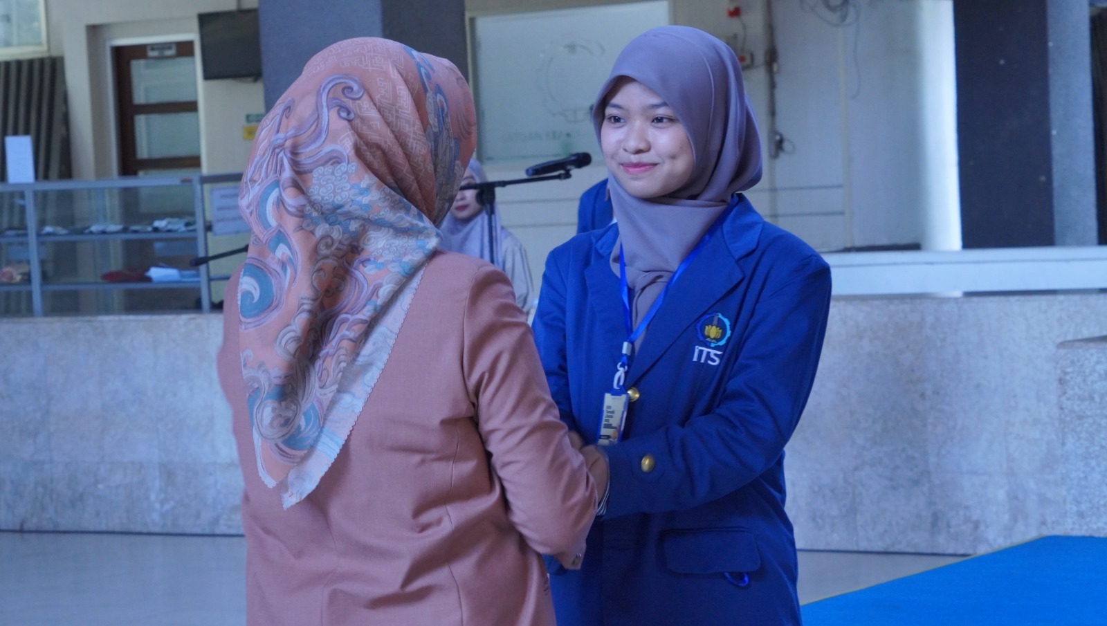 Gambar WR I ITS Prof Nurul Widiastuti SSi MSi PhD Ketika Pelepasan Mahasiswa KKN Tematik Literasi ITS