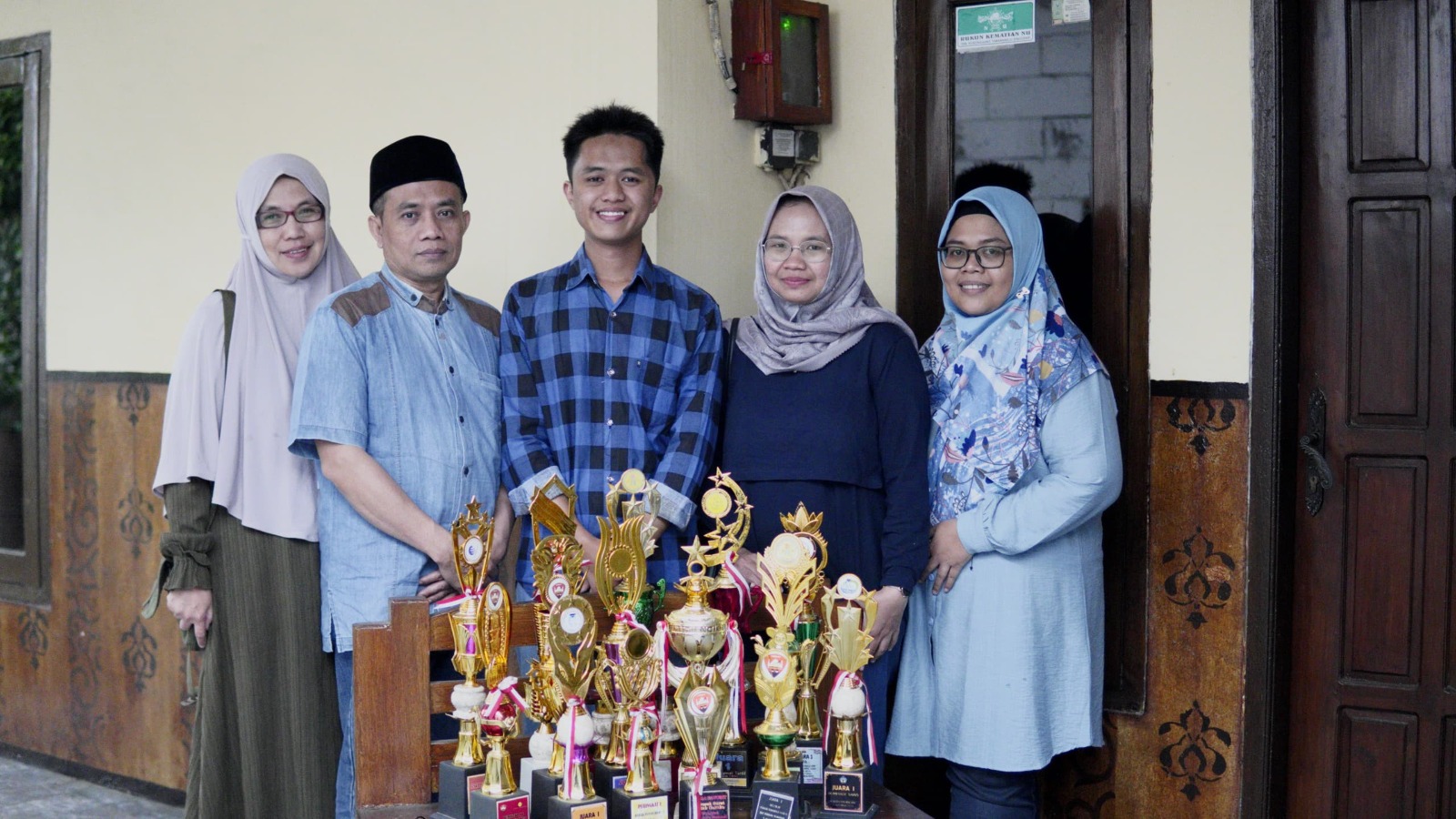 Wakil Rektor II ITS Dr Ir Machsus ST MT (dua dari kiri) bersama tim LPDA ITS saat mengunjungi rumah Muhammad Jabir Al Hanan (tengah) di Malang