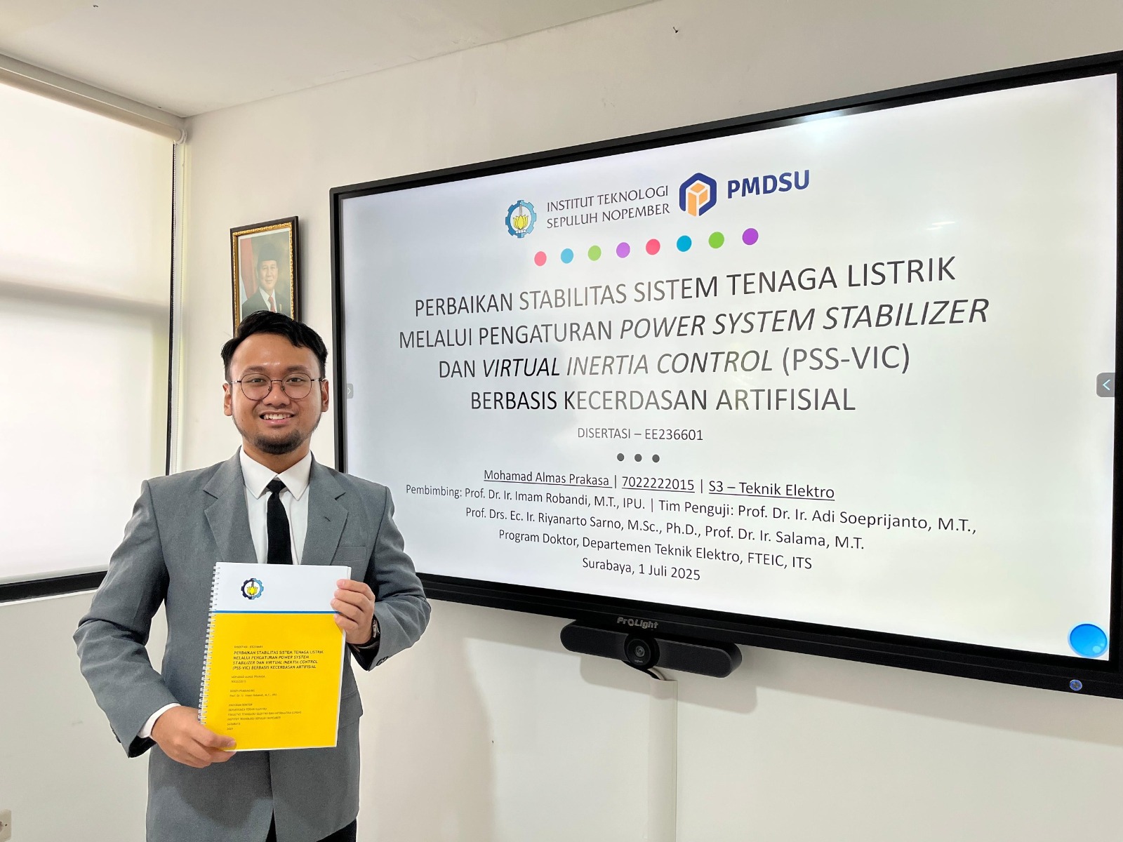 Gambar Almas Memaparkan Hasil Disertasinya