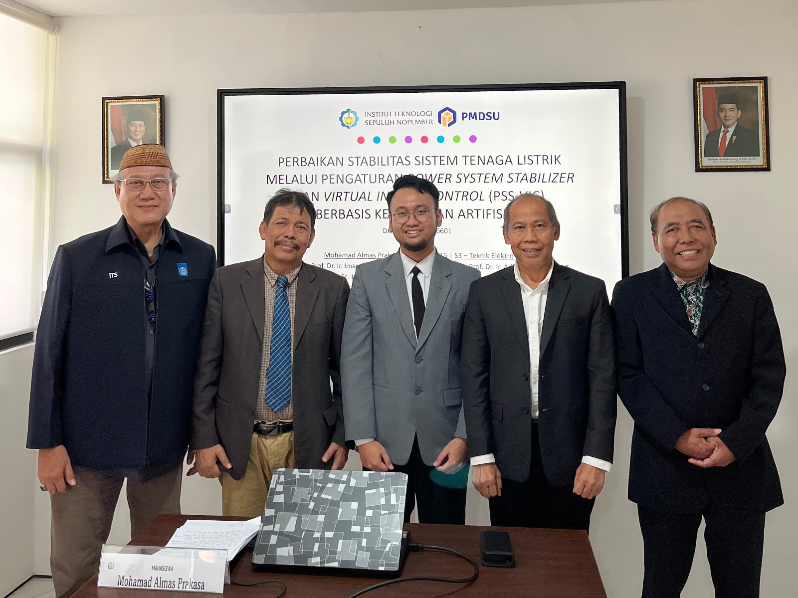 Dr Mohamad Almas Prakasa ST MT (tengah) bersama dosen pembimbing dan penguji seusai Sidang Promosi Doktor di Departemen Teknik Elektro ITS