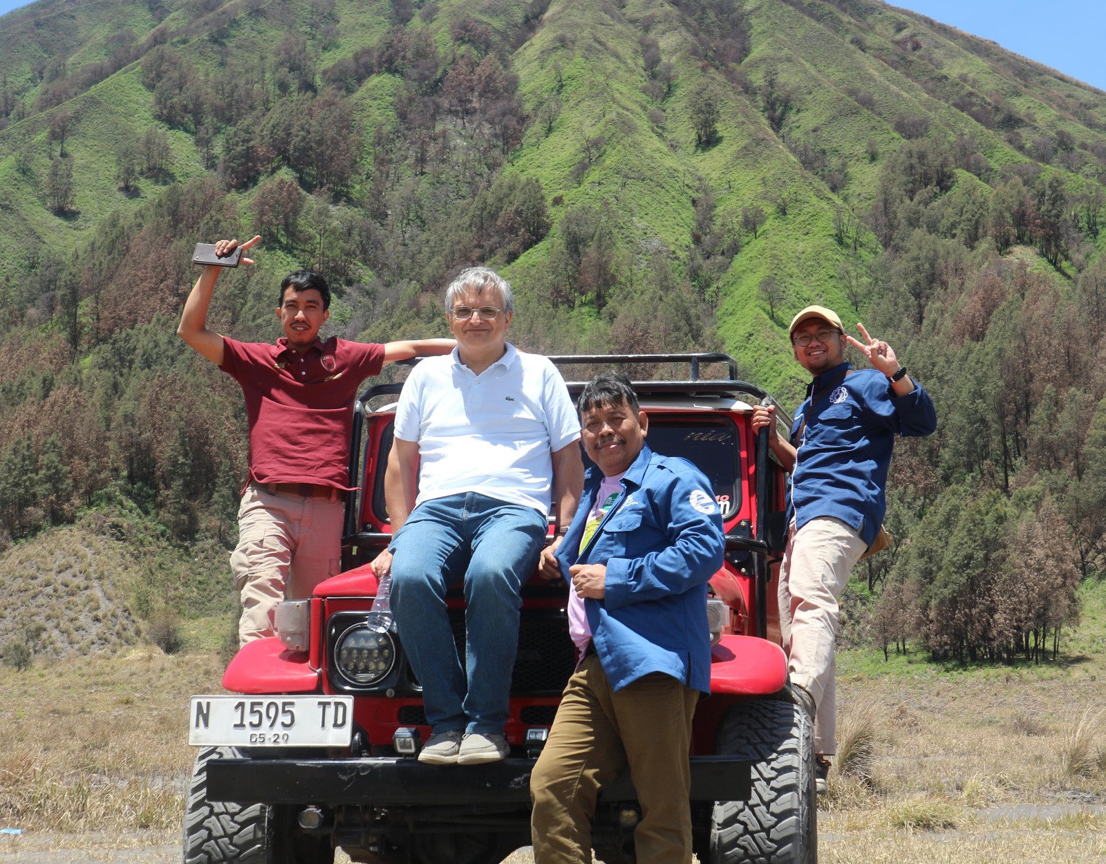 Gambar (dari kiri) Dr Muhammad Ruswandi Djalal SST MT, Prof Alberto Borghetti, Prof Dr Ir Imam Robandi MT, Dr Mohamad Almas Prakasa ST MT saat wisata bersama