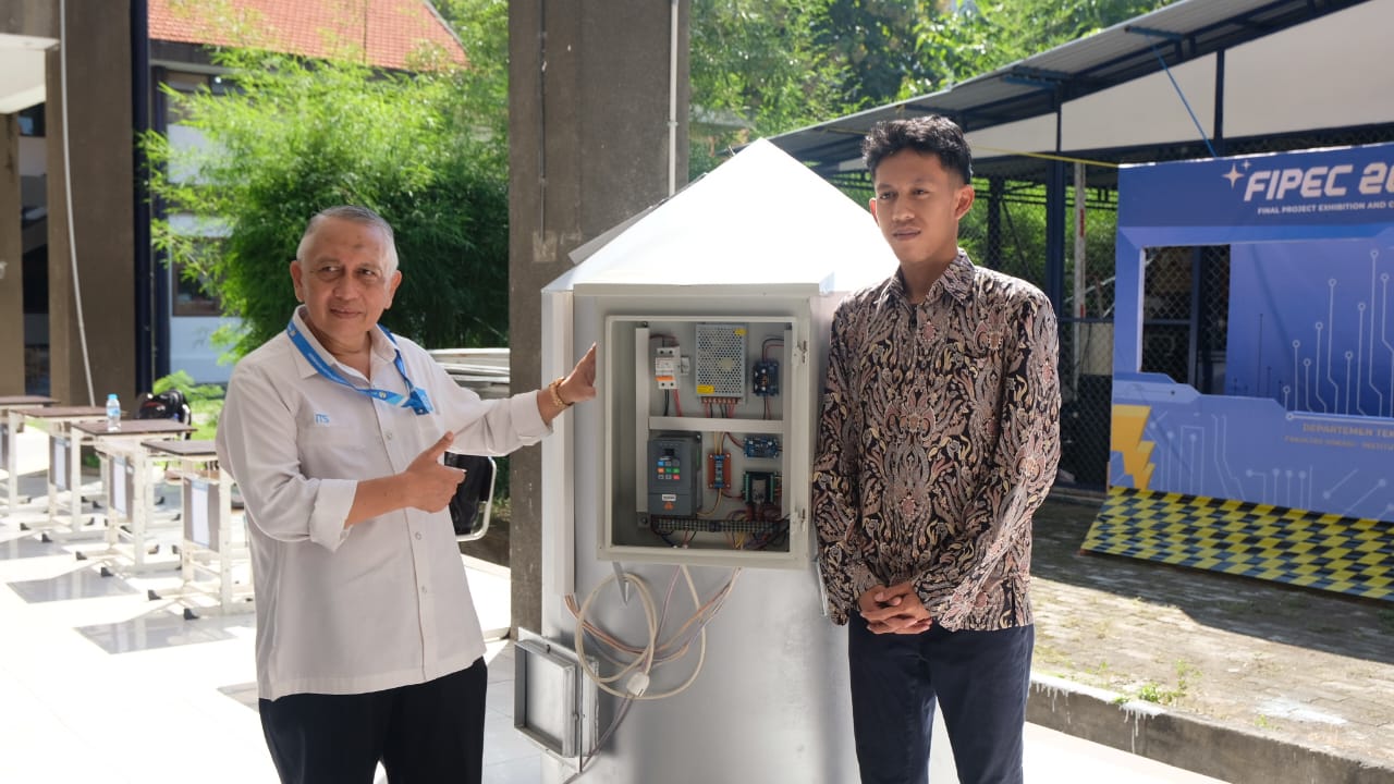 Gambar Wakil Dekan Fakultas Vokasi (FV) ITS Dr Ir Bambang Sampurno MT bersama salah satu peserta FIPEC 2025 dan inovasinya yang bertajuk Grain Storage Control System