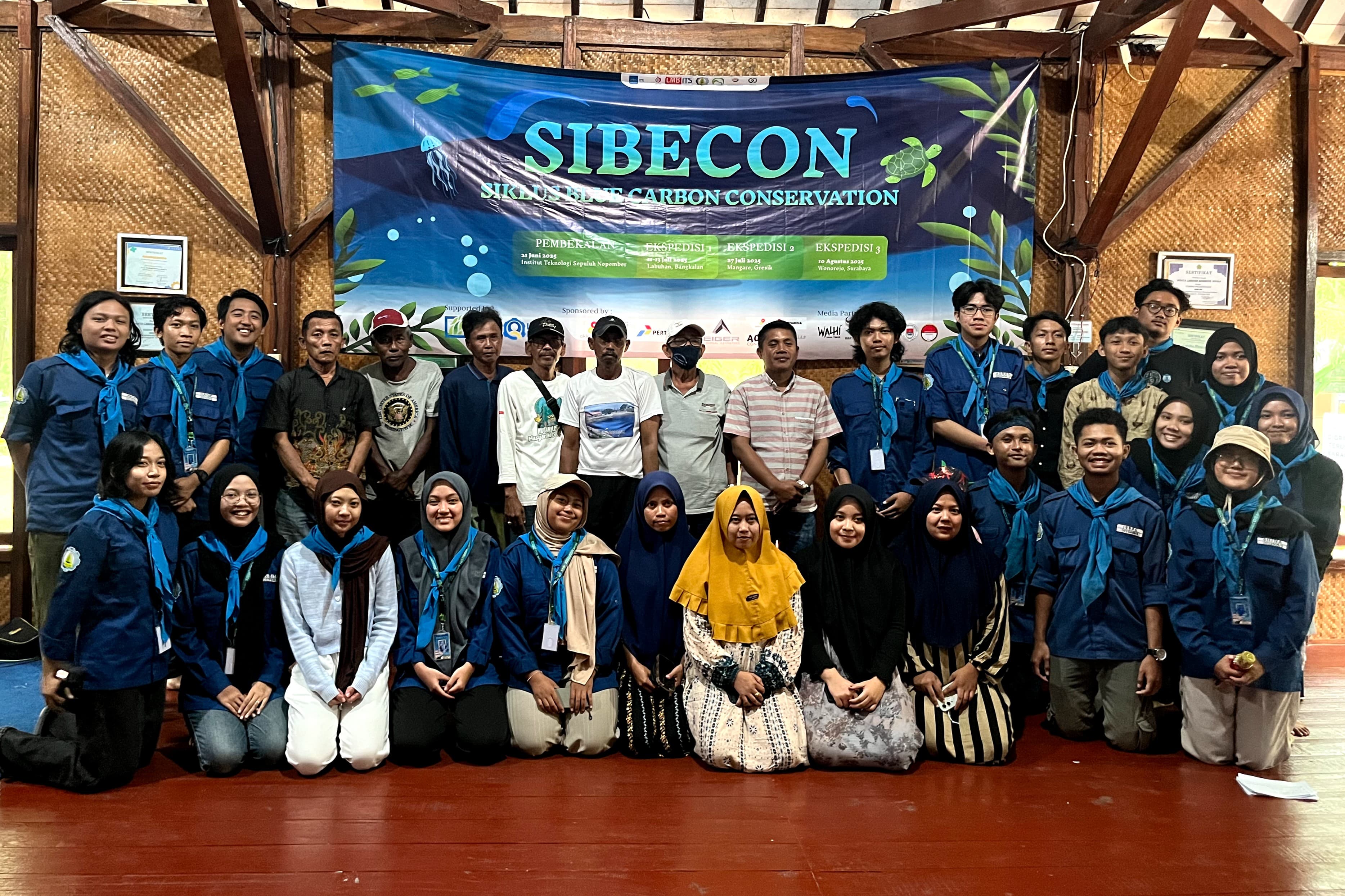 Gambar Tim SIBECON 2025 UKM PLH SIKLUS ITS Bersama masyarakat Desa Labuhan dalam kegiatan sosialisasi pengenalan ekosistem blue carbon dan manfaatnya