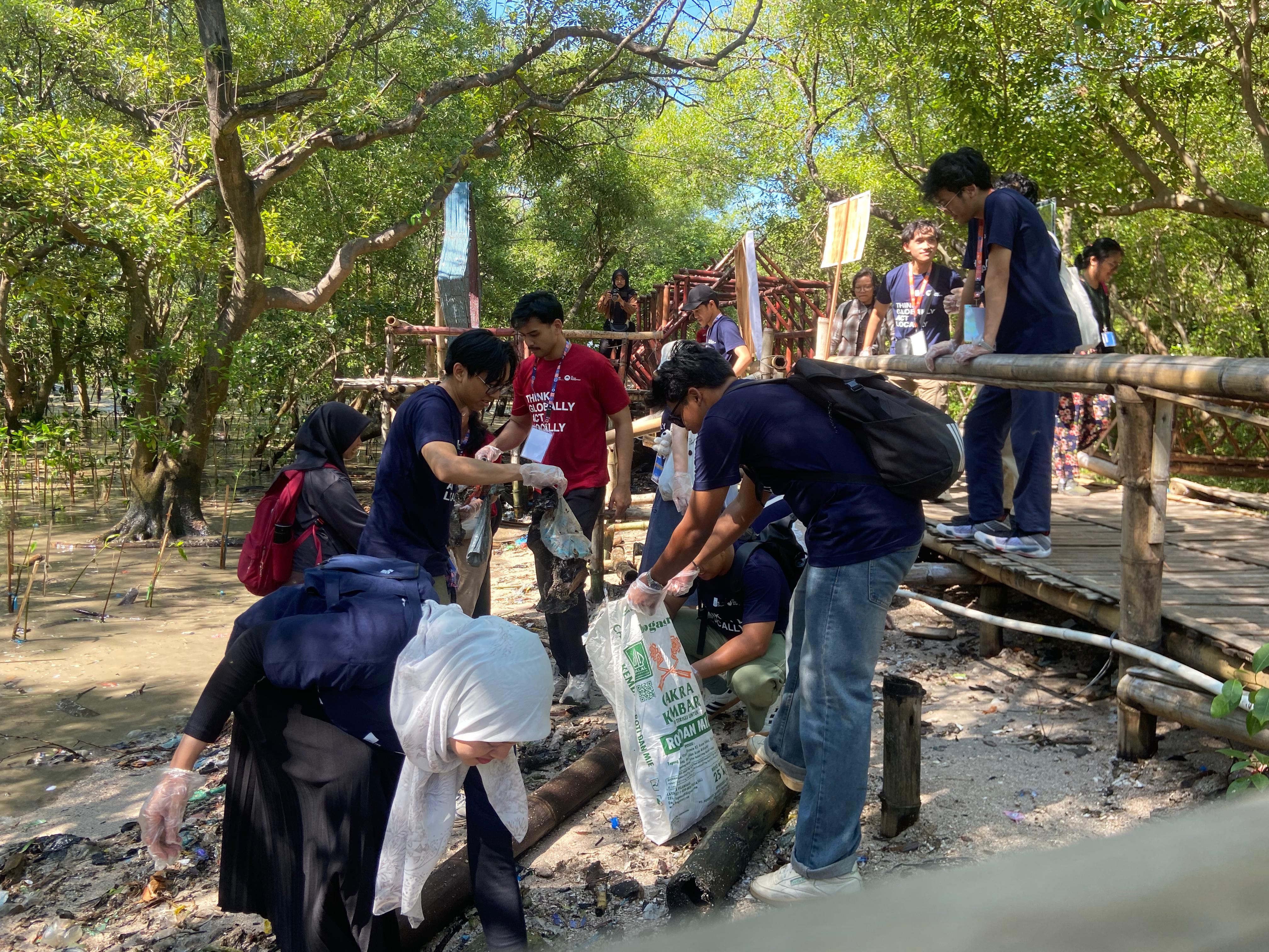 Gambar peserta NTU-INSPIRASI Summer Program membersihkan sampah