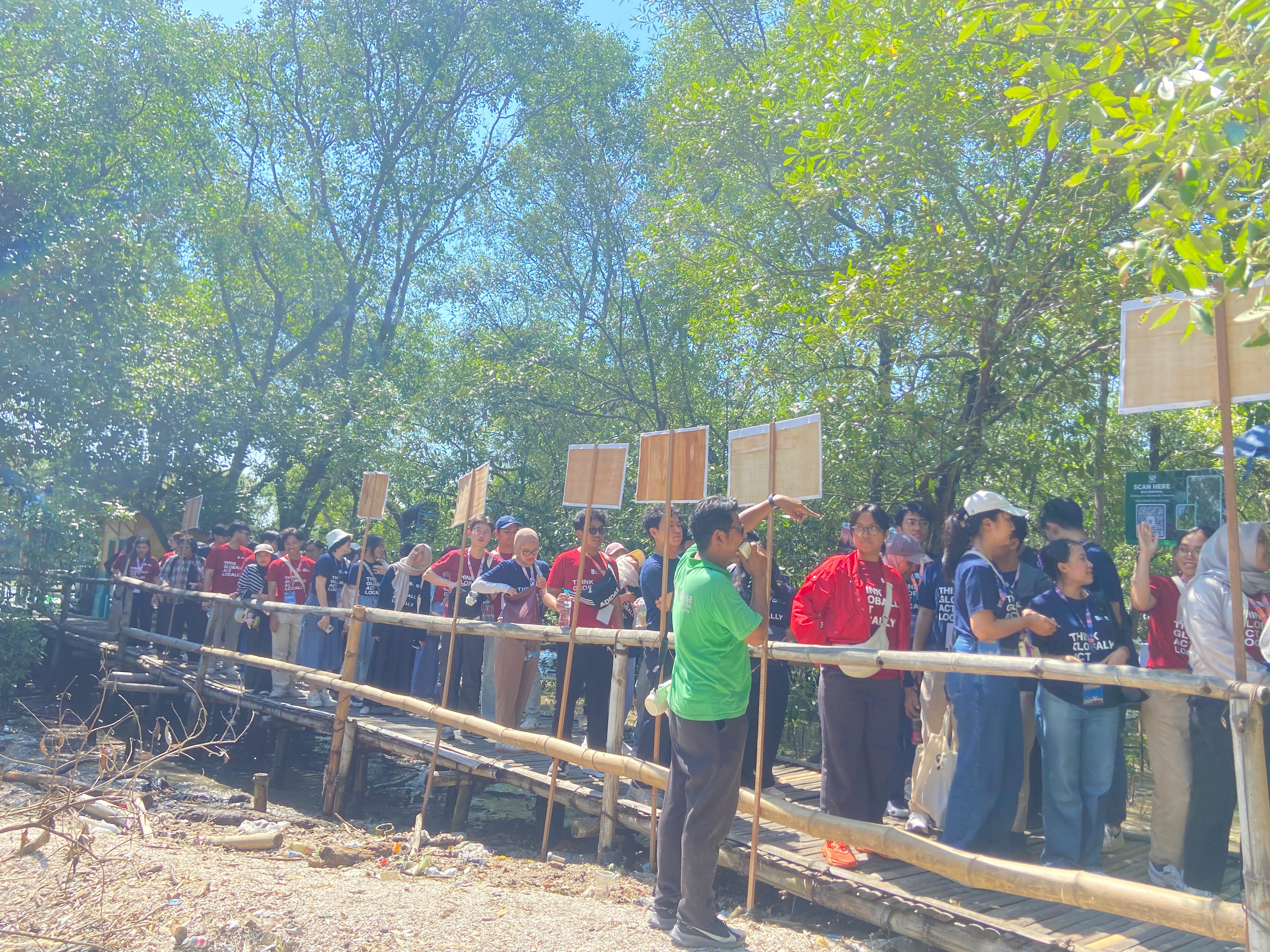 Gambar peserta NTU-Inspirasi Summer Program ketika mengunjungi langsung kawasan Hutan Mangrove Wonorejo, Surabaya