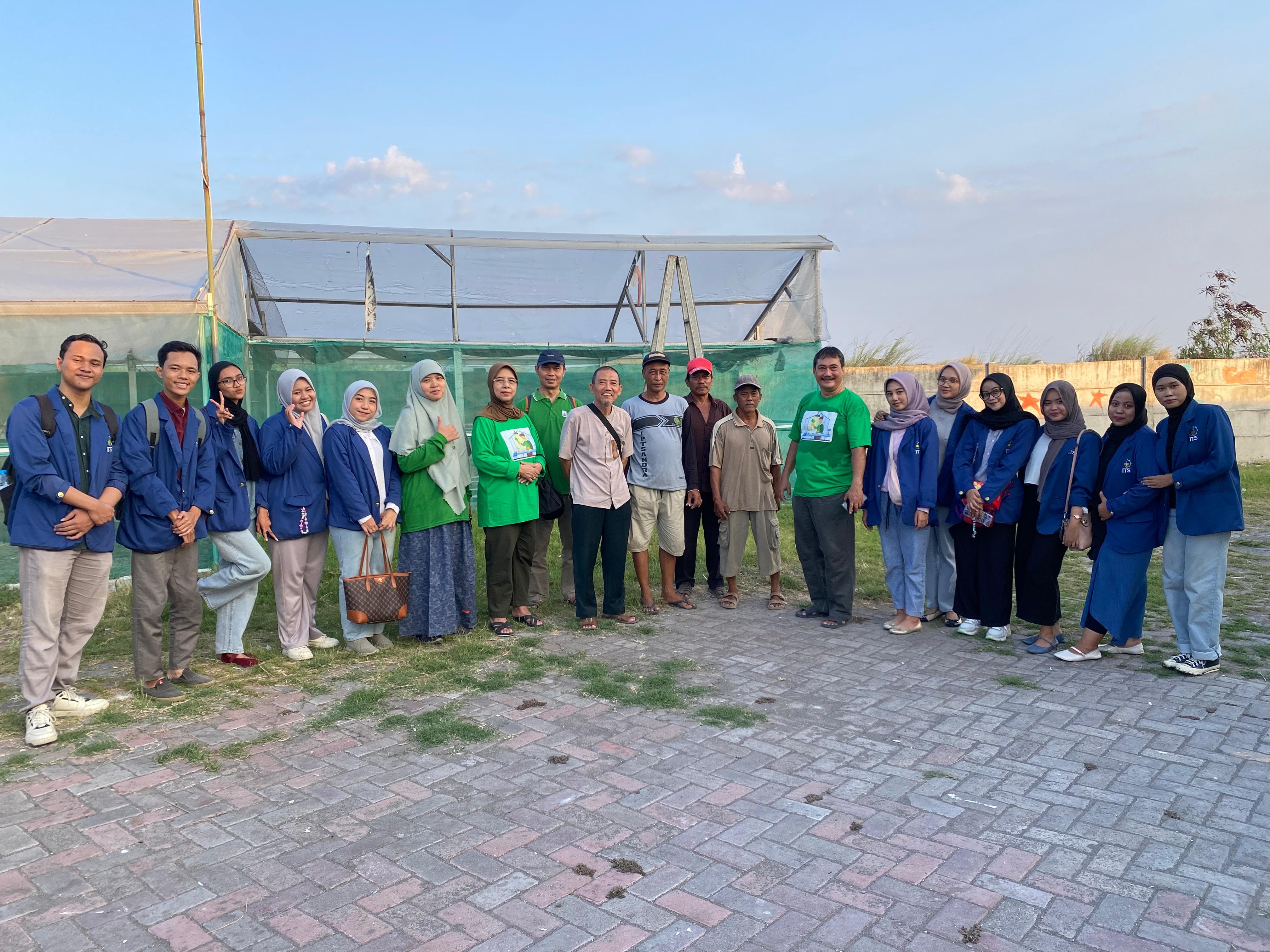 Foto Tim KKN Abmas ITS bersama masyarakat Gang Pompa Keputih setelah menyemai tanaman budidaya hidroponik