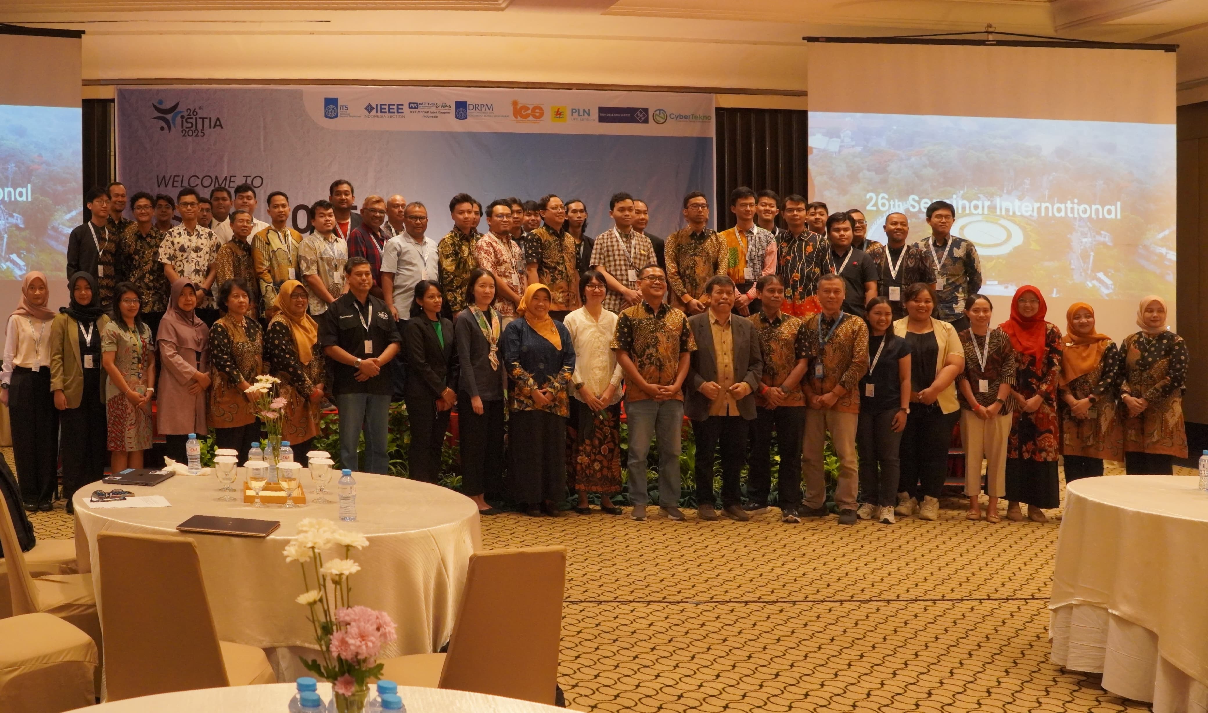 Gambar Guru Besar City University of Hongkong Prof Rosa H M Chan (sembilan dari kiri), Dekan Fakultas Teknik Elektro dan Informatika Cerdas (FTEIC) ITS Prof Dr Diana Purwitasari SKom MSc (sepuluh dari kiri) bersama partisipan ISITIA 2025 dari sepuluh negara dalam sesi dokumentasi