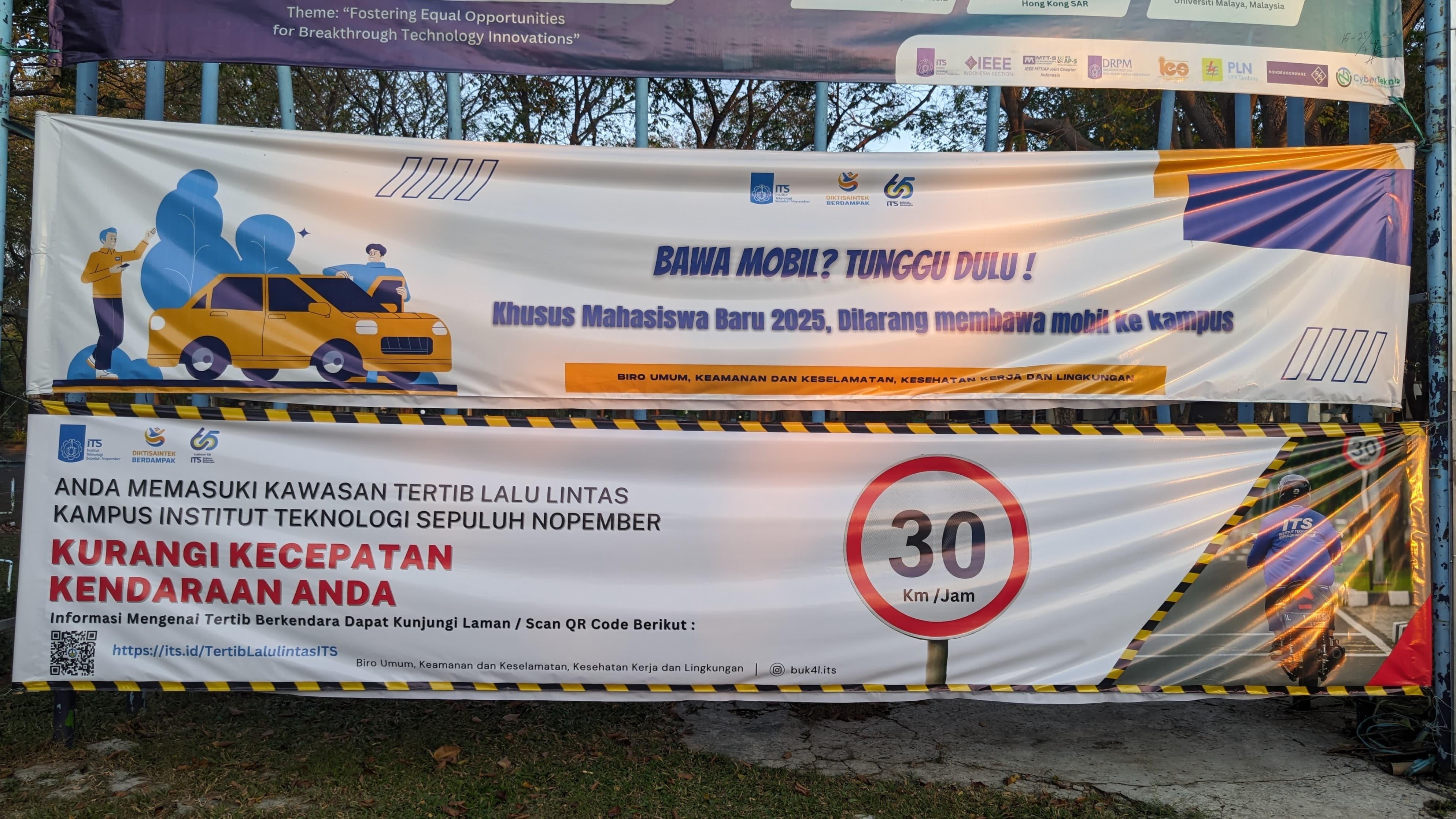 Gambar Spanduk larangan mengendarai mabil di lingkungan kampus ITS yang terpasang di sejumlah titik untuk menghimbau maba ITS