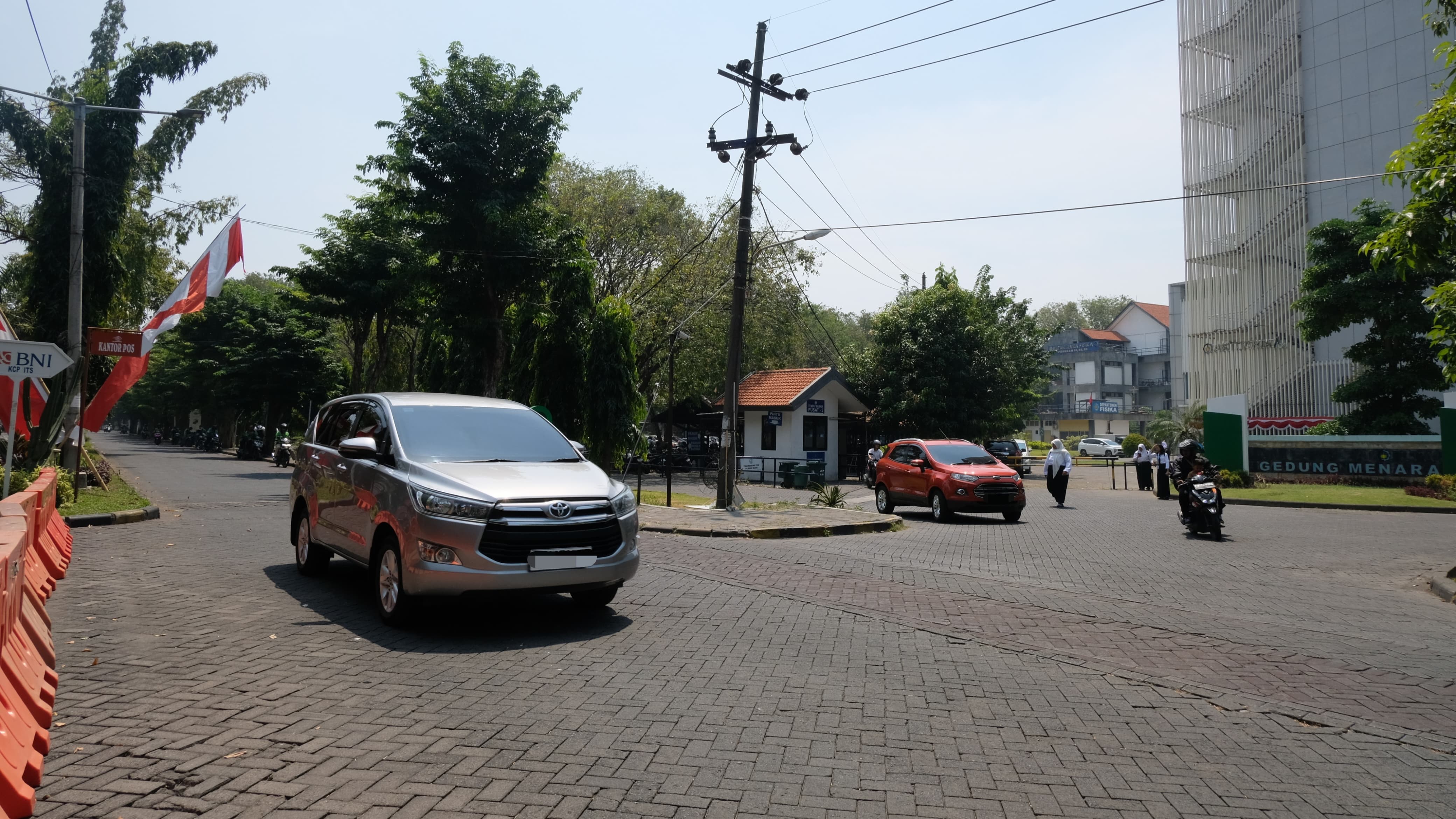 Gambar Penggunaan kendaraan seperti sepeda motor dan mobil di lingkungan kampus ITS