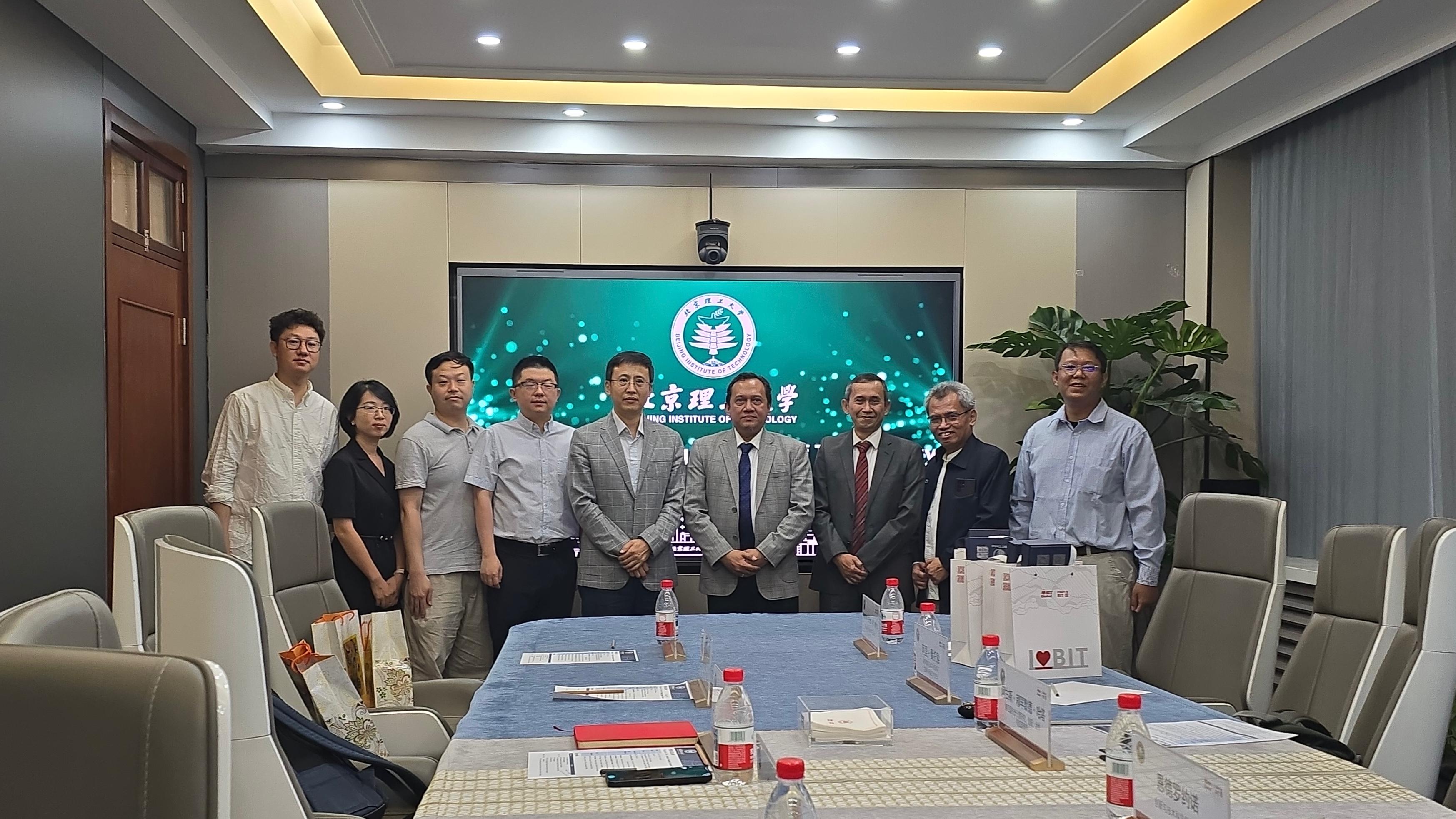 Delegasi ITS dan BIT berfoto bersama usai mendiskusikan rencana implementasi MoU kerja sama riset dan pendidikan yang telah disepakati sejak 2022