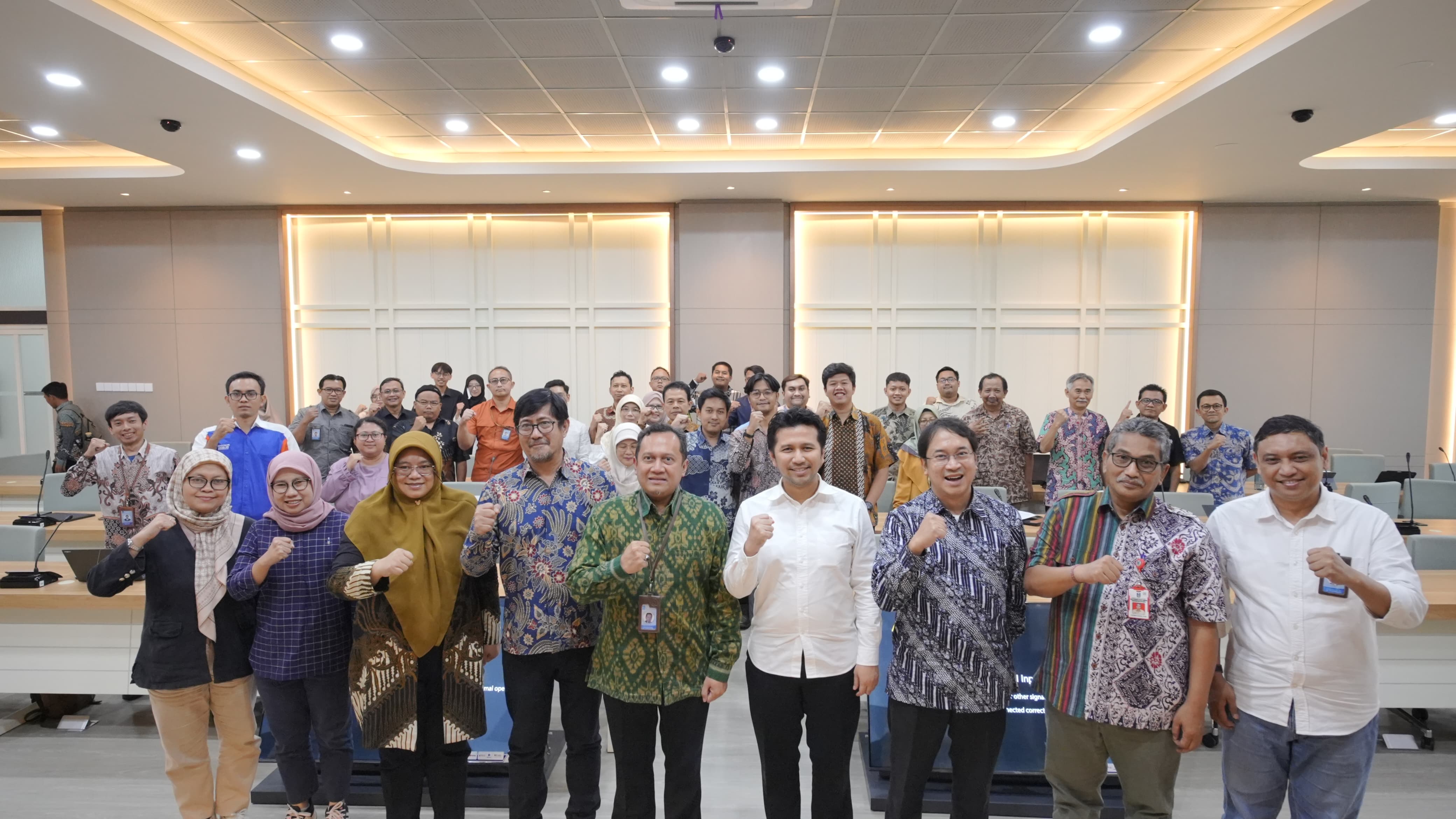 Asisten Deputi Gubernur Bidang Tata Ruang DKI Jakarta Ir Benni Agus Candra MSi, Wakil Rektor IV Prof  ITS Agus Muhamad Hatta ST MSi PhD, Wakil Gubernur Jawa Timur Dr H Emil Elestianto Dardak BBus MSc, dan peserta diskusi potensi digital twin untuk Jawa Timur usai acara