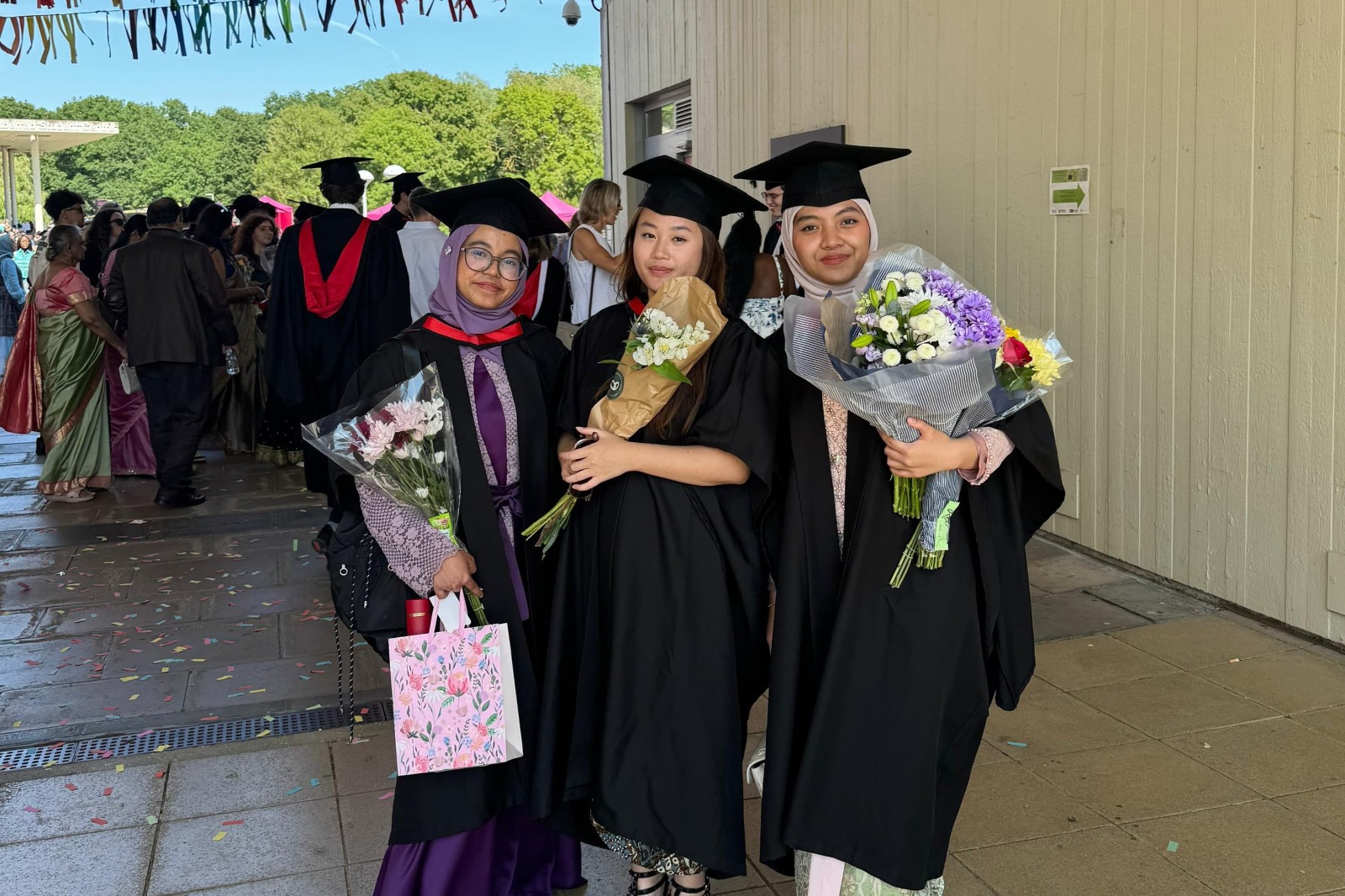 (dari kiri) Daariin Marwaa Aaqilah, Jocelyn Steviani Obert, dan Netanya Xaviera Dewi tersenyum bangga saat diwisuda di University of Essex, Britania Raya