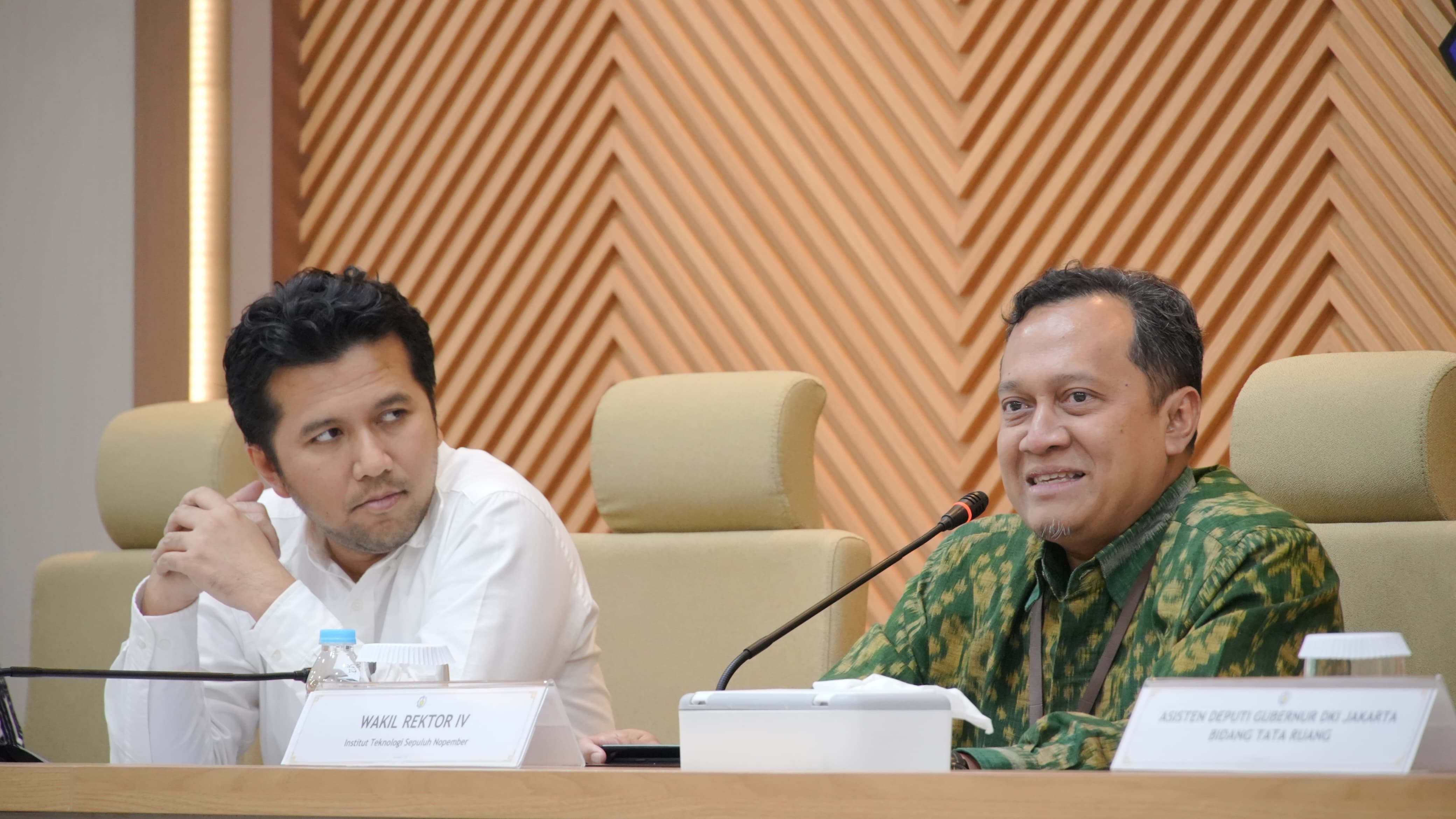 (dari kiri) Wakil Gubernur Jawa Timur Dr H Emil Elestianto Dardak BBus MSc bersama Wakil Rektor IV ITS Prof Agus Muhamad Hatta ST MSi PhD dalam sesi diskusi